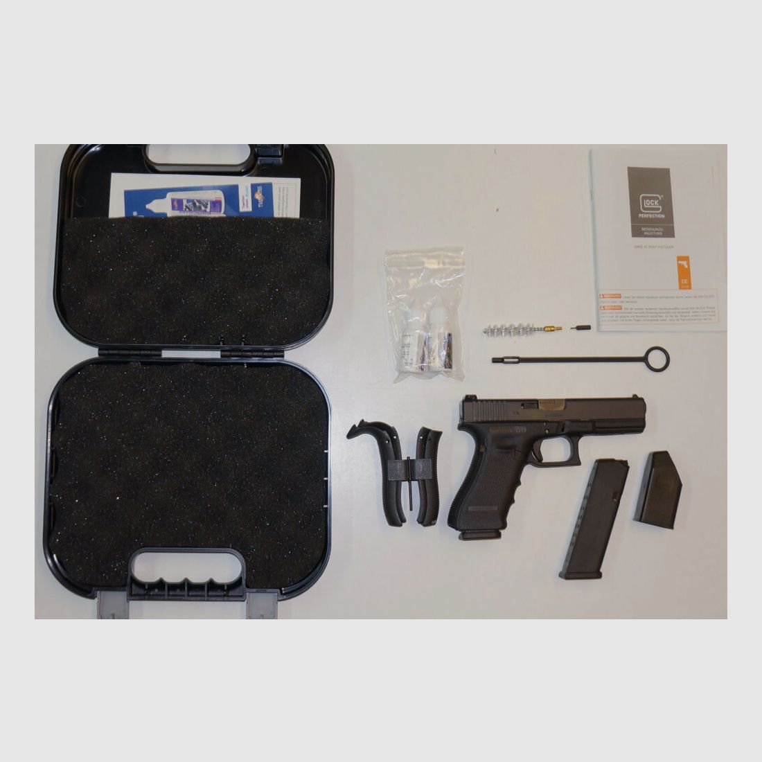 Glock pistol Glock 17 Gen4 in caliber 9mm Para (9x19) including accessories