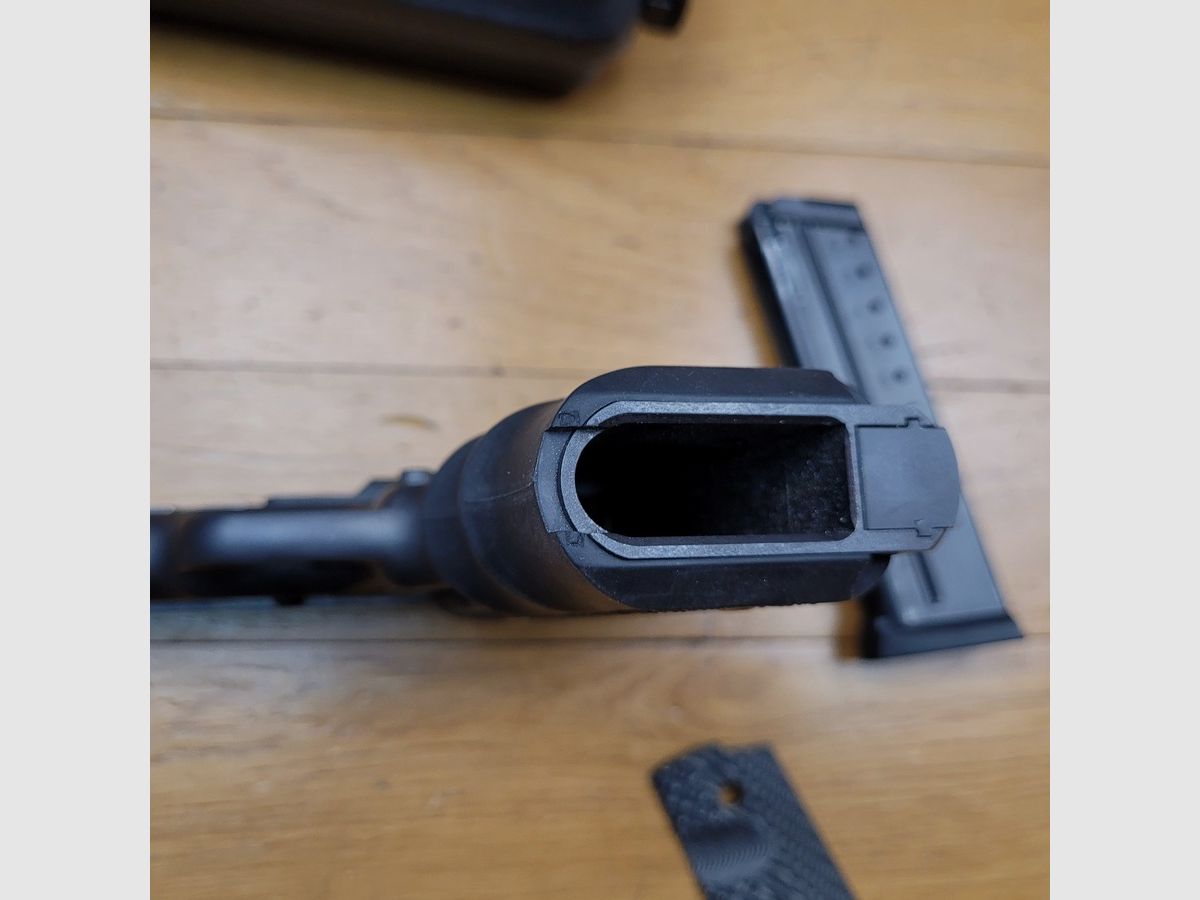 Sehr schöner Bul Armory 1911 „Classic Government“ – 9×19 – 2 Magazine mit zehn Schuss – Schöne matte Brünierung – Verlängerte Beavertail – Original- und Hogue-Griffschalen – Verstellbarer Abzug – Schwerer Inox-Lauf – Verstellbare Visierung – Originalverpackung – Neuwertiger Zustand!, Bild 8 von 20