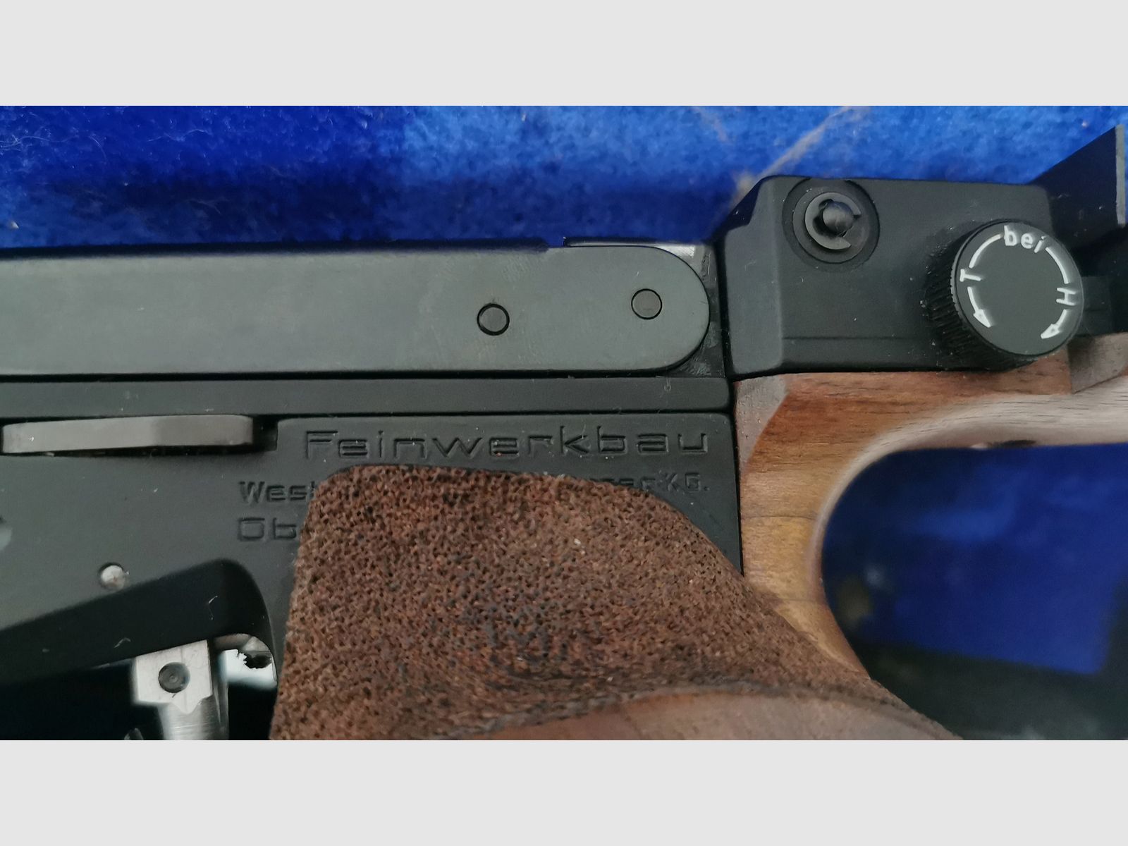 Konvolut Luftdruckwaffen, 1 Gewehr, 2 Luftdruckpistolen