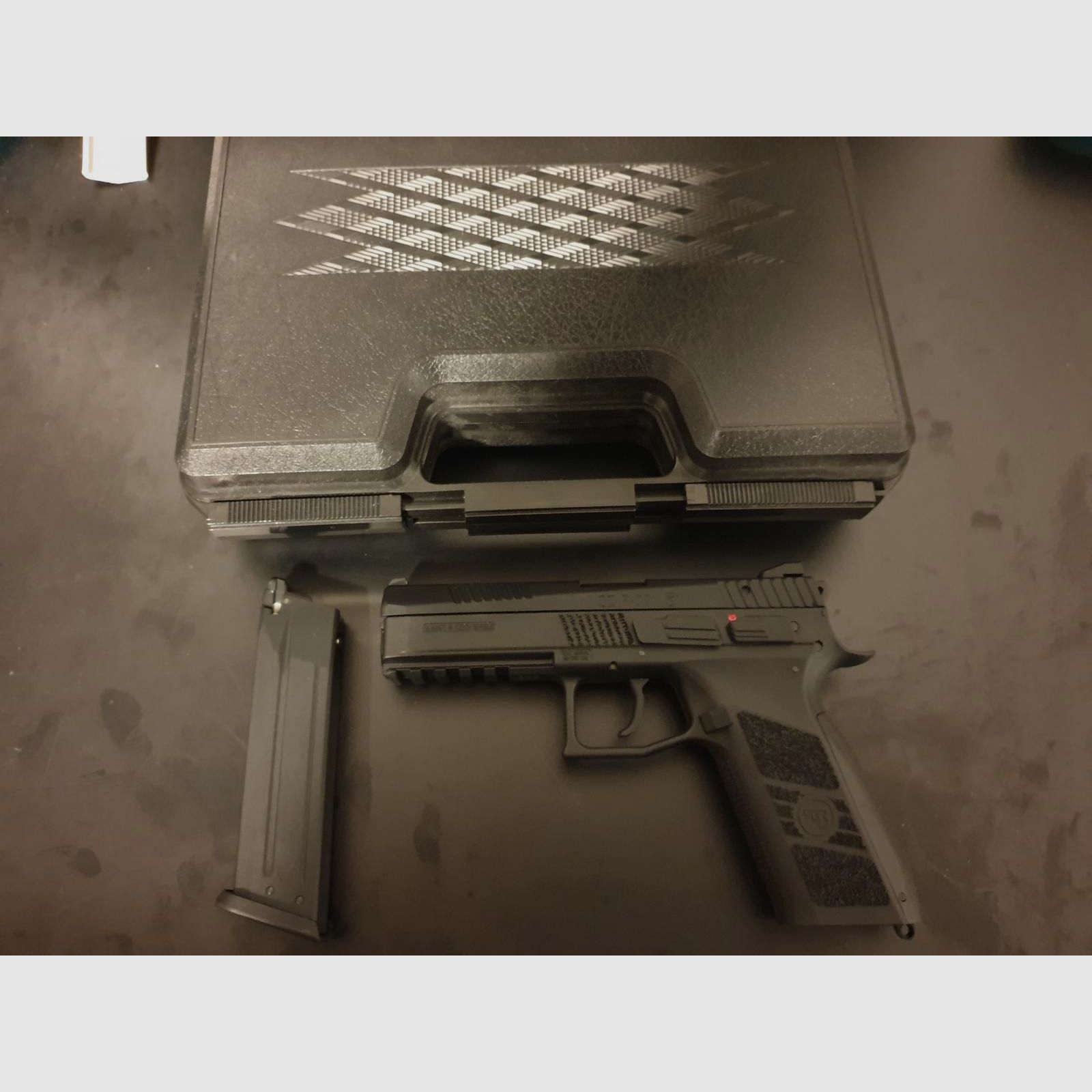 Airsoftpistole CZ P-09 (0,7 Joule) + umfangreiches Zubehör – neuwertig
