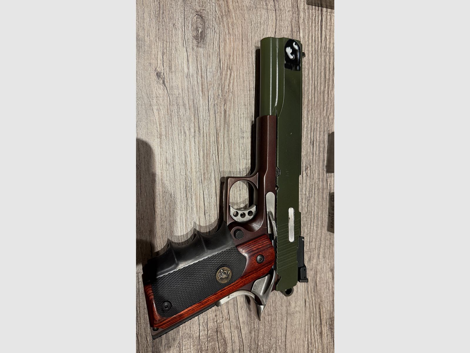 1911 Peters Stahl .45 ACP, 10mm i 9mm Luger Pachmeyr chwyt