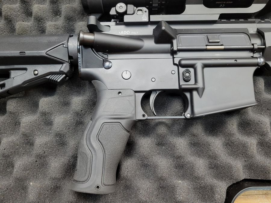 AR 15 Büchse – Marke ADC – Modell M5 Version Custom Plus – Kal. 223 – in Originalkoffer – Custom-Zubehör einschließlich Zielfernrohr – mechanische Visierung UTG – Firefield Reflex-Zielfernrohr – gefrästes Gehäuse – 12,5 Zoll kaltgeschmiedeter Lauf – ideal für Schüsse bis 600m – gebraucht im neuwertigen Zustand, Bild 28 von 35