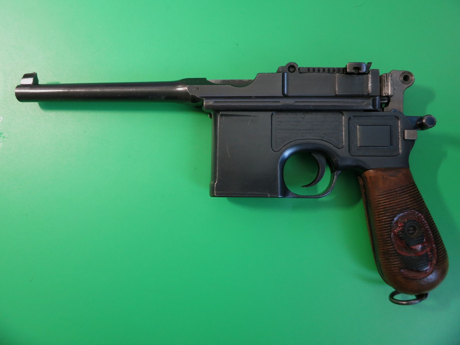 Mauser C96 -Czerwona 9-, Broomhandle, Mauser Oberndorf, kal. 9 mm, numer zgodny, oryginalny łoże + narzędzie #100