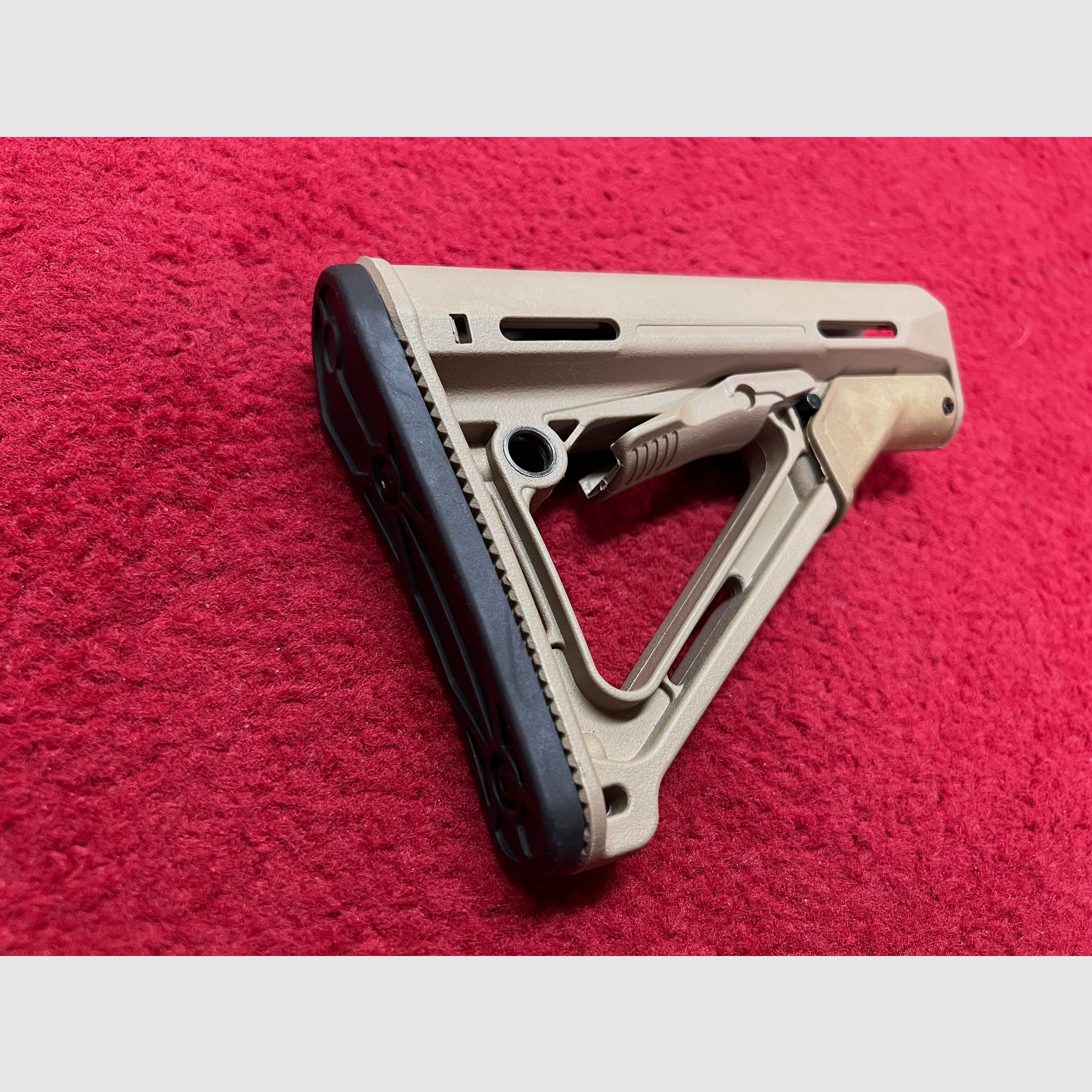 Supporto per spalla per modelli M 4 / AR 15 in Dark Earth Tipo III