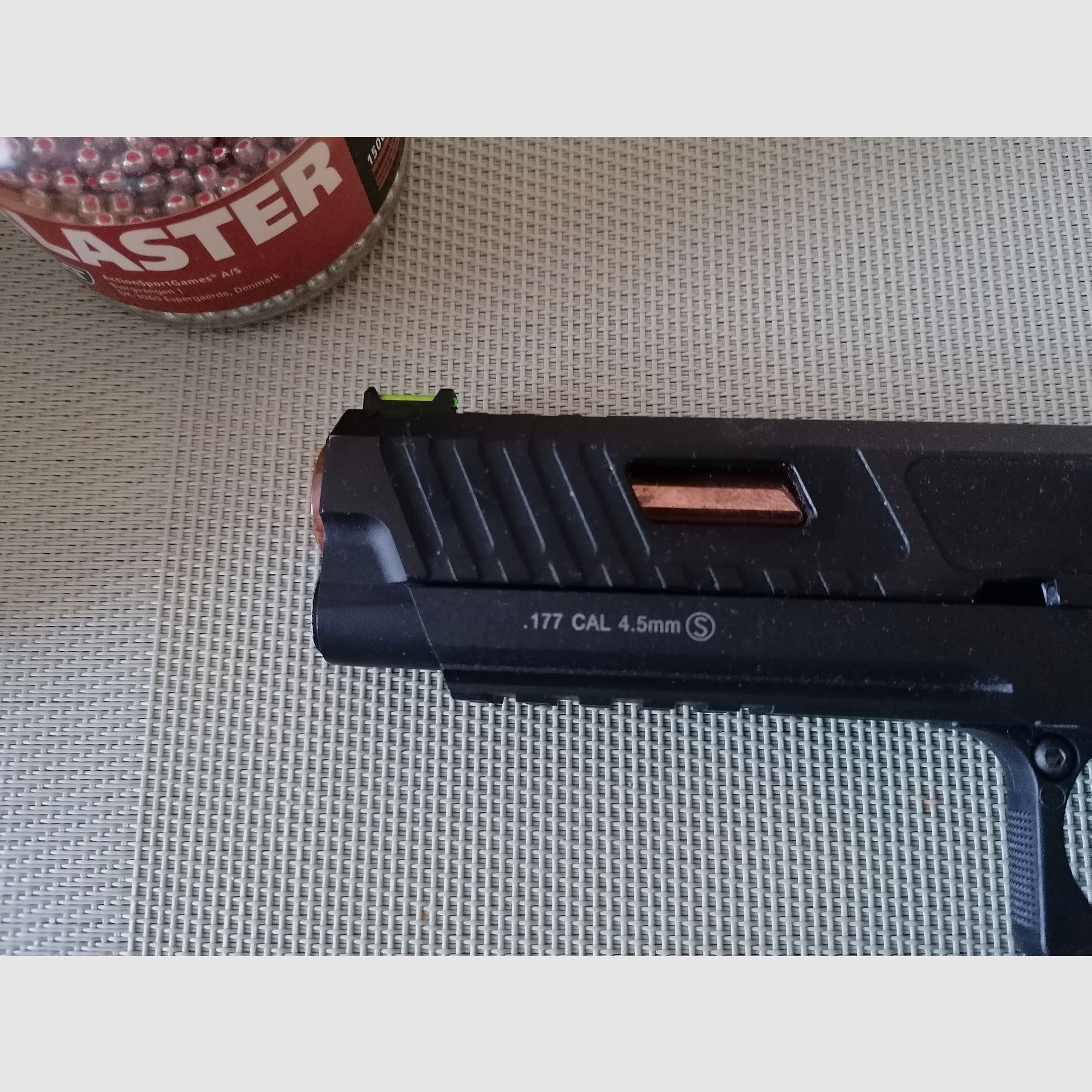 Pistole 4,5mm Kaliber mit Magazin und Halfter