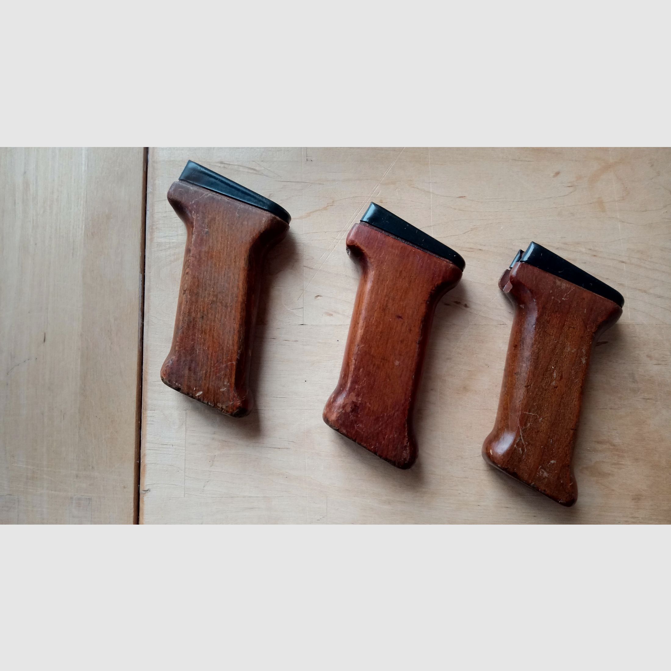 Original Ungarische AMD-63 Pistolengriffe aus Buchenholz inkl. Stahl Ferrule  // AMD 65 AK AKM Griff Buche Holz