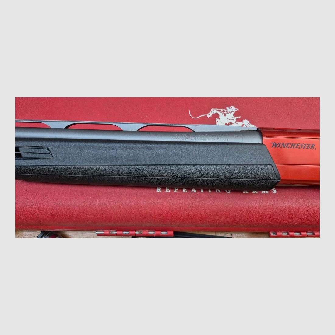 Sehr schönes Selbstladeflinte Winchester SX3 „Signature“ / Raniero Testa – Kal. .12/76 – 4+1 erweiterbar auf 10 – 5 Chokes (!) zum Modell (Herstellung Briley) – Verstellbare Schaftkappe – Mechanischer Zustand ausgezeichnet – Ästhetischer Zustand nahezu neu – Sehr schöner Spiegel-Lauf – Achtung Kategorie B 2°) e) Schießlizenz erforderlich – TBE++, Bild 32 von 37