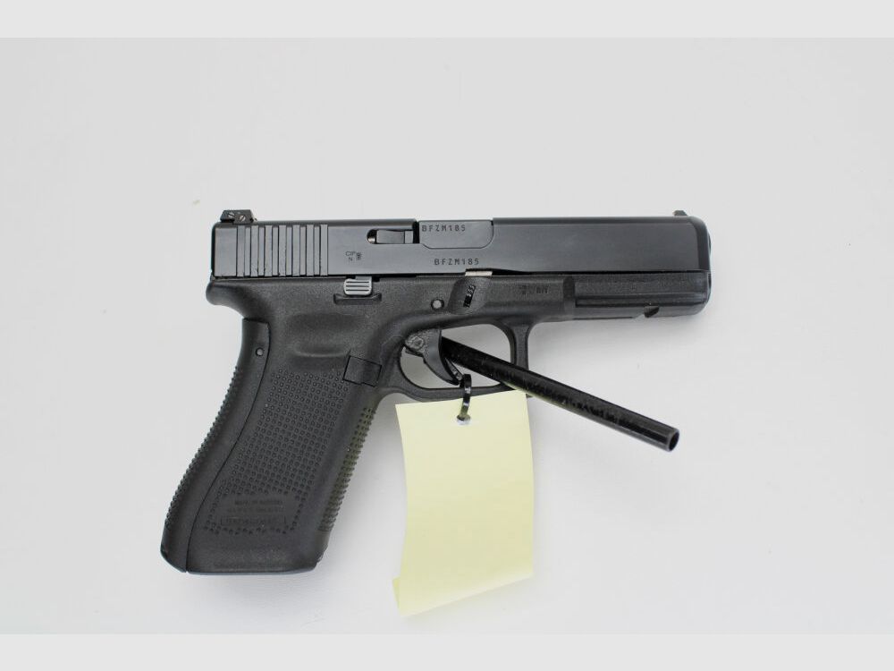 Pistol Glock 17 GEN 5 Cal 9 Para with 4 magazines and bag 9mm Luger