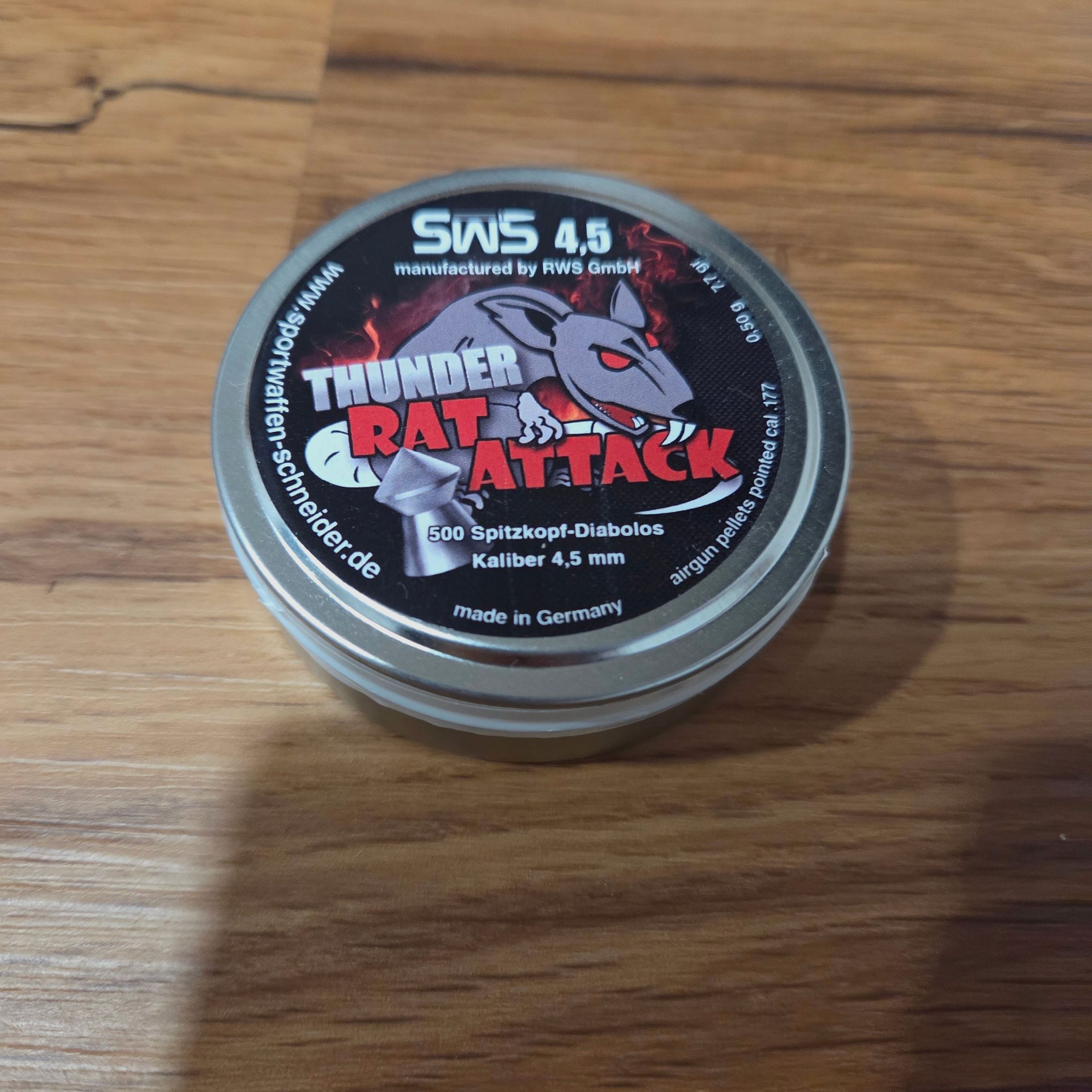 Diana Chaser mit Holzgriff und einer Packung Diabolos