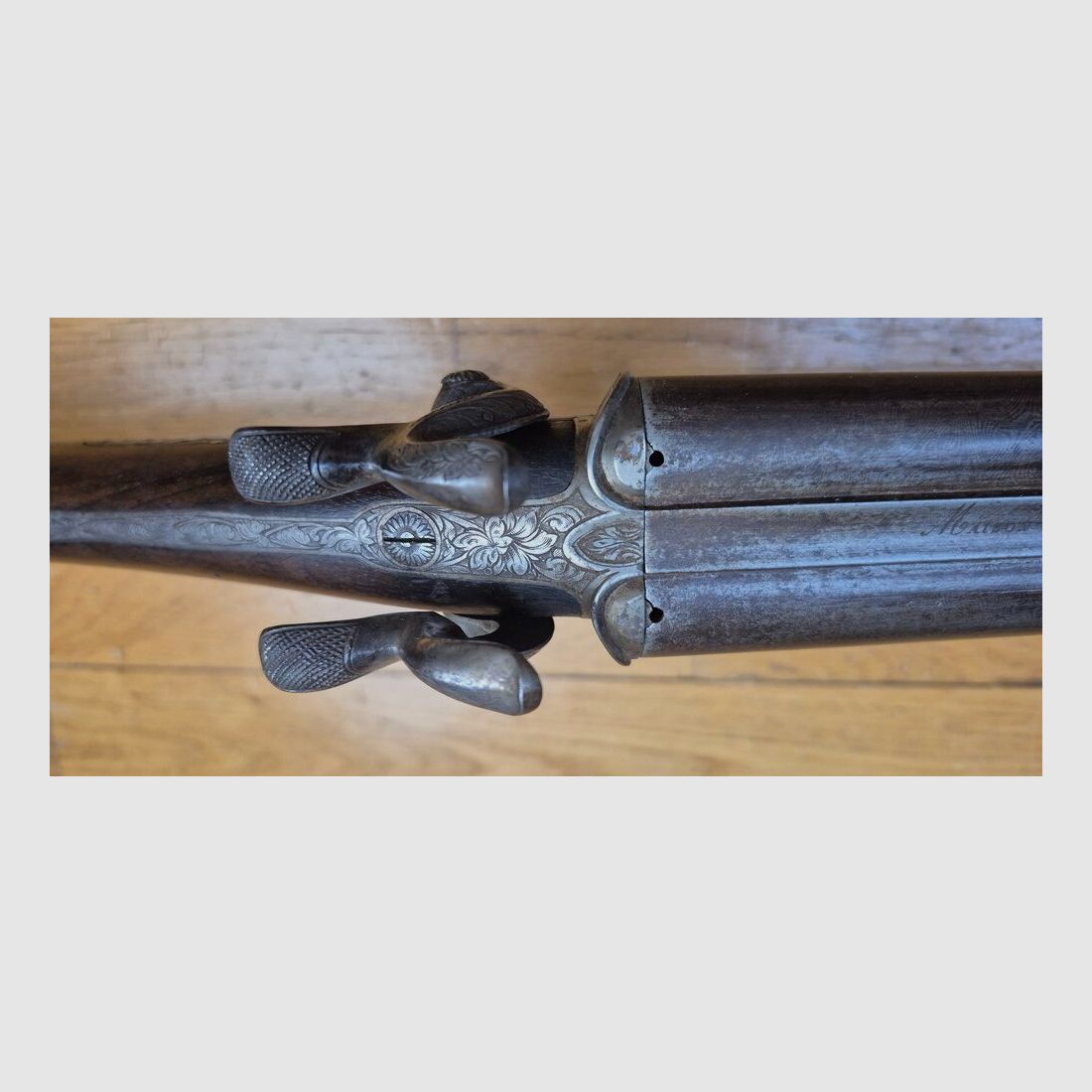 Bellissimo fucile da caccia sovrapposto – Firmato sulla banda delle canne "Maison de l’Inventeur Lefaucheux – 37 rue Vivienne a Parigi" – Canne in damasco superbe – Cal. 16 – Brunitura all'85% – Magnifiche incisioni su accessori e parti – Tutte le viti guilloché – Piastra del calcio in ebano – Bellissimo noce rosso – Eccellente stato meccanico – Nessun gioco – Canne ancora molto pulite nonostante un'ossidazione antica – E un "VERO" Lefaucheux! – Arma in TBE globale – TBE, immagine 31 di 47