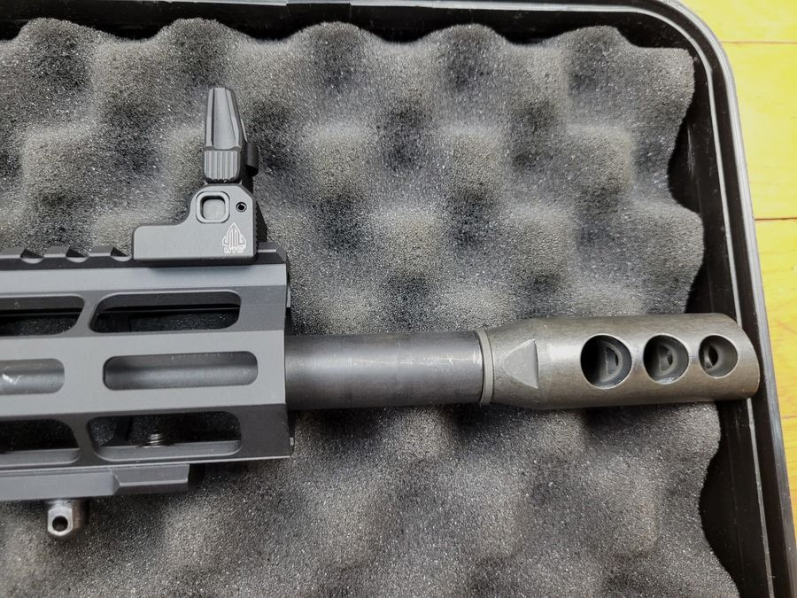 Carabine AR 15 – marque ADC – modèle M5 version Custom Plus – calibre 223 – en mallette d&rsquo;origine – accessoires customs dont lunette- organes de visée mécaniques UTG – lunette Firefield de type reflex – boîtier usiné – canon 12,5 pouces forgé à froid – idéale tir jusqu&rsquo;à 600M – Occasion à l&rsquo;état de neuf, image 35 sur 35