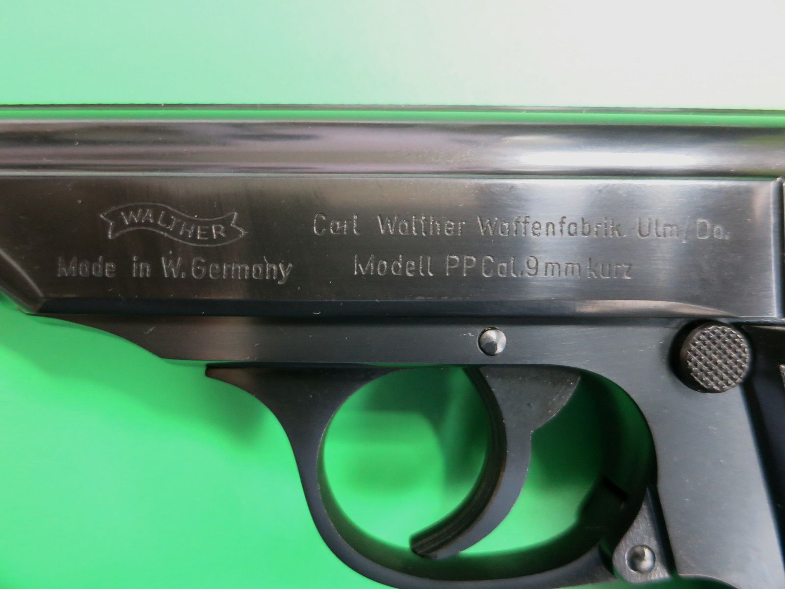 Pistola semiautomática, Walther PP, cal. 9 mm corto, empuñaduras negras, como nueva       #75