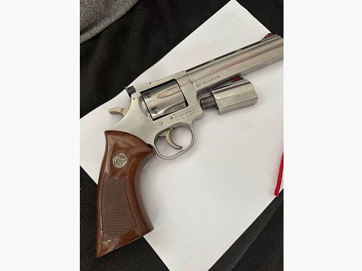 Schwerer Dan Wesson Revolver mit Wechsellauf