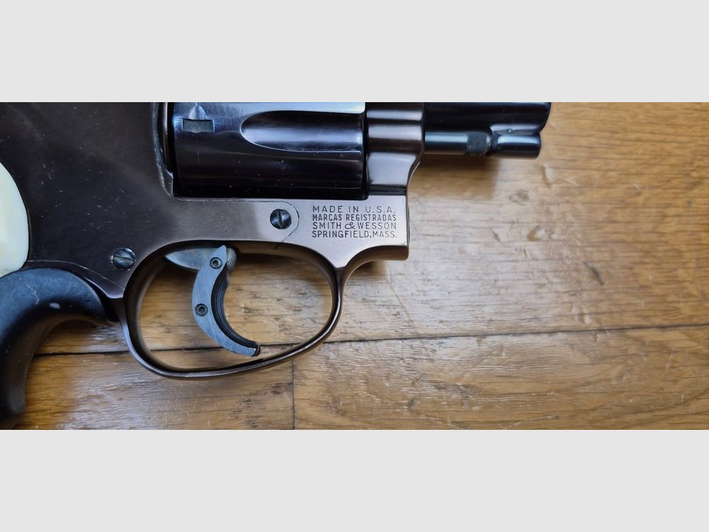 Sehr seltener Revolver Smith&Wesson Model 42 Centennial – Ein 36 Chief Special ohne äußeren Hahn – 5 Schuss im Kal. .38SP – Jubiläumsmodell 1952 – Leichtgewichtige Version für Nahverteidigung – Seltene und wunderschöne zweifarbige Ausführung Schwarz / Bronze mit Griffschalen aus Knochen – Der echte „Bodyguard“! – Hervorragender ästhetischer Zustand – Ausgezeichneter mechanischer Zustand – Ausnahmestück! – TBE ++, Bild 20 von 22
