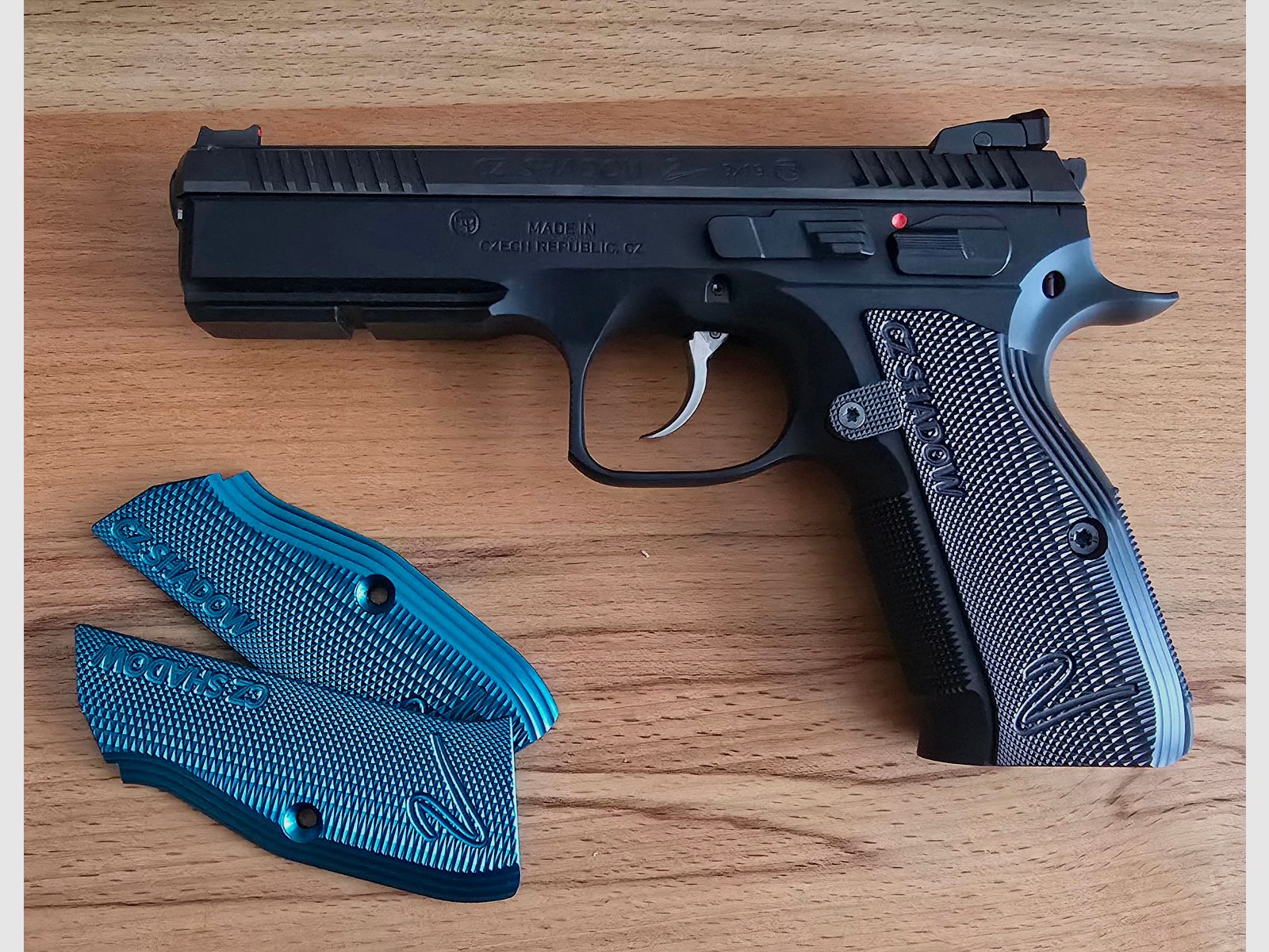 CZ Shadow 2 inkl. 10 Magazinen und schwarzen Griffschalen 