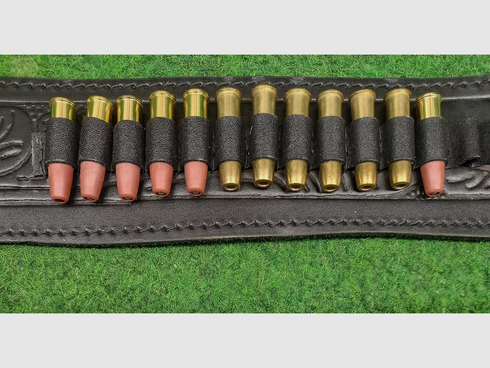 Sehr schöner langer Leder Westerngürtel mit Halfter 