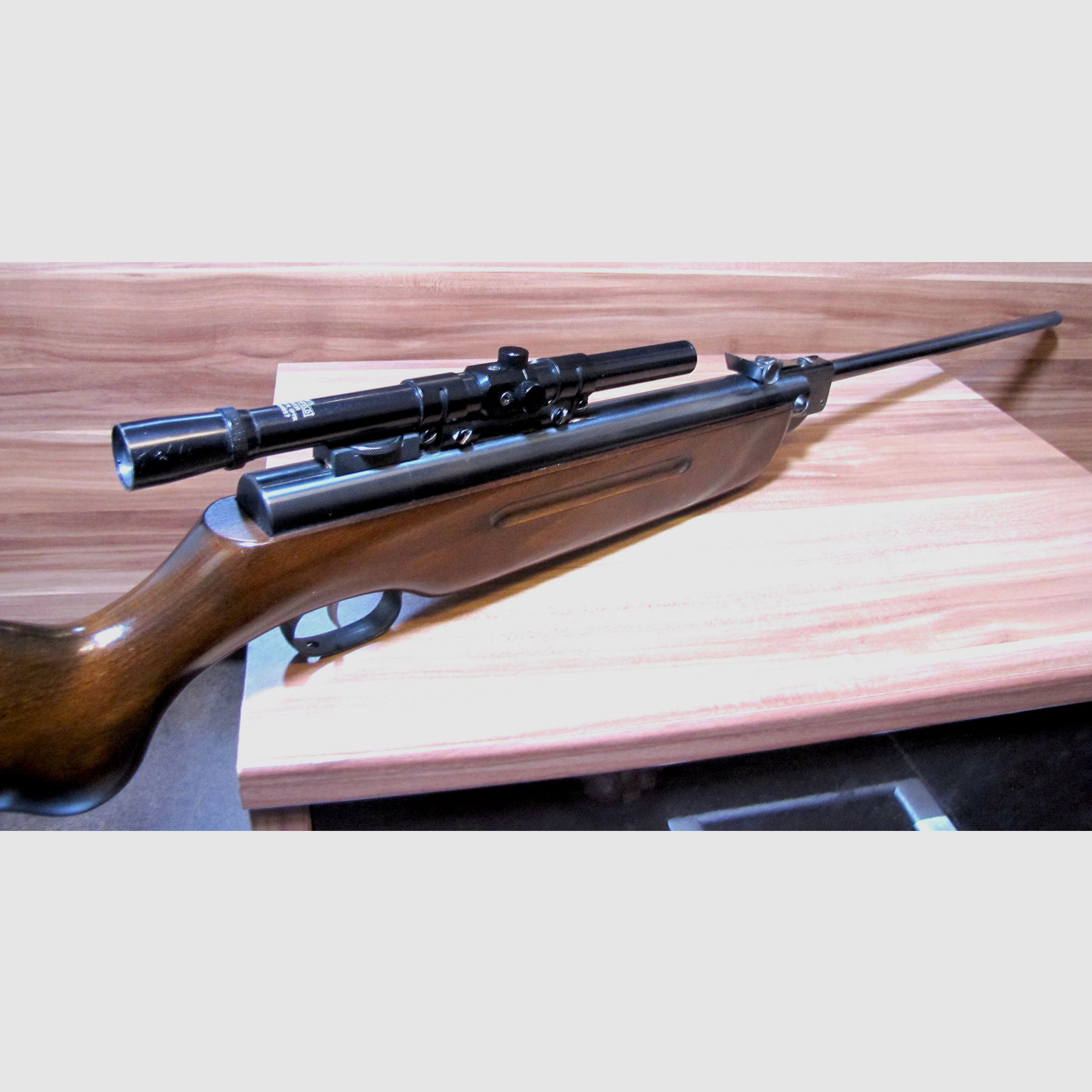 Karabinek pneumatyczny marki Weihrauch, model HW 35