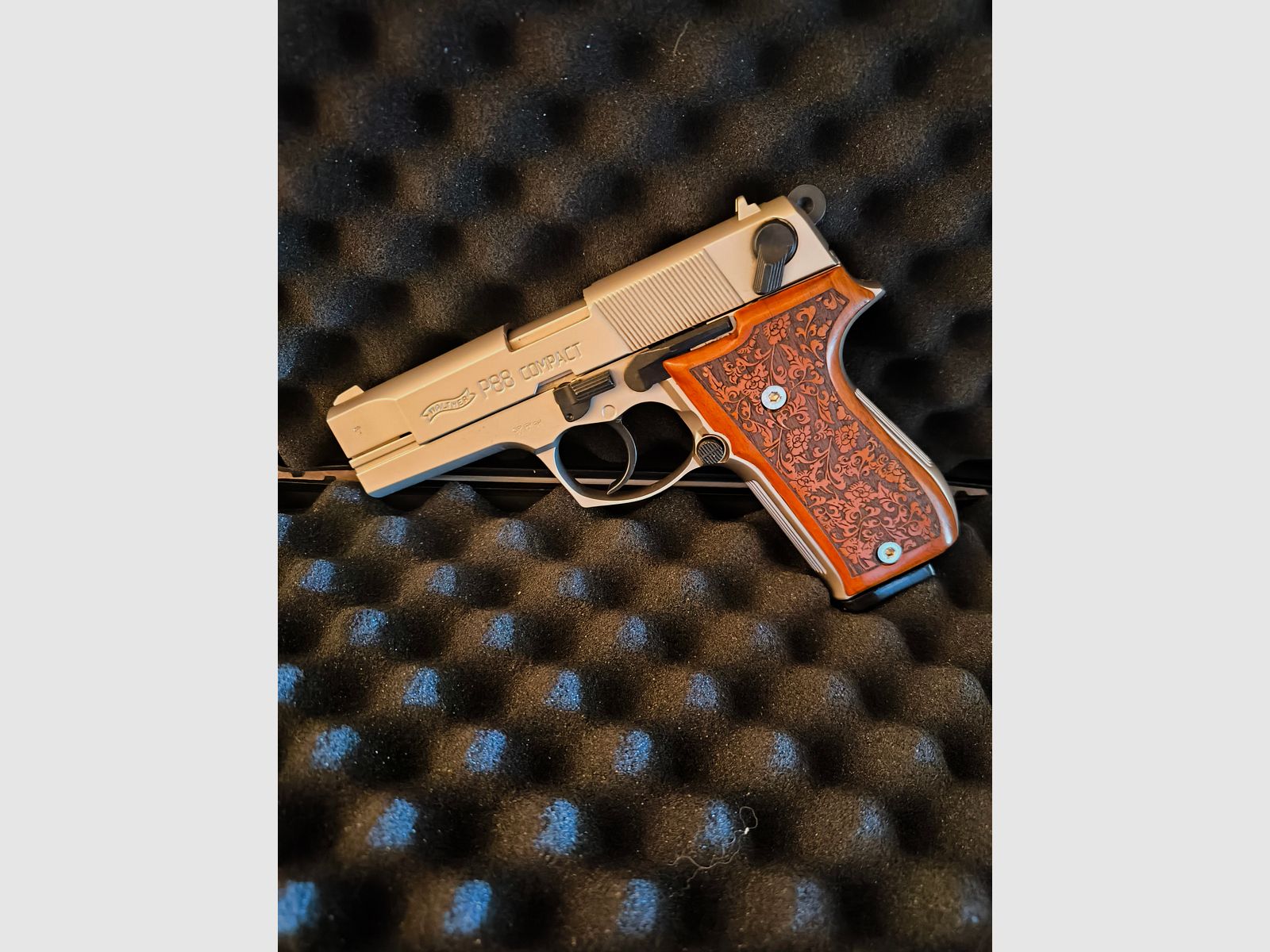 SRS-Gas/Schreckschuss Pistool Walther P88 Compact met houten gripplaten & versieringen in de houten gripplaten, Kaliber 9mmPAK, Ongeschoten, Functioneel & Optisch Topstaat, Nieuwstaat!! 