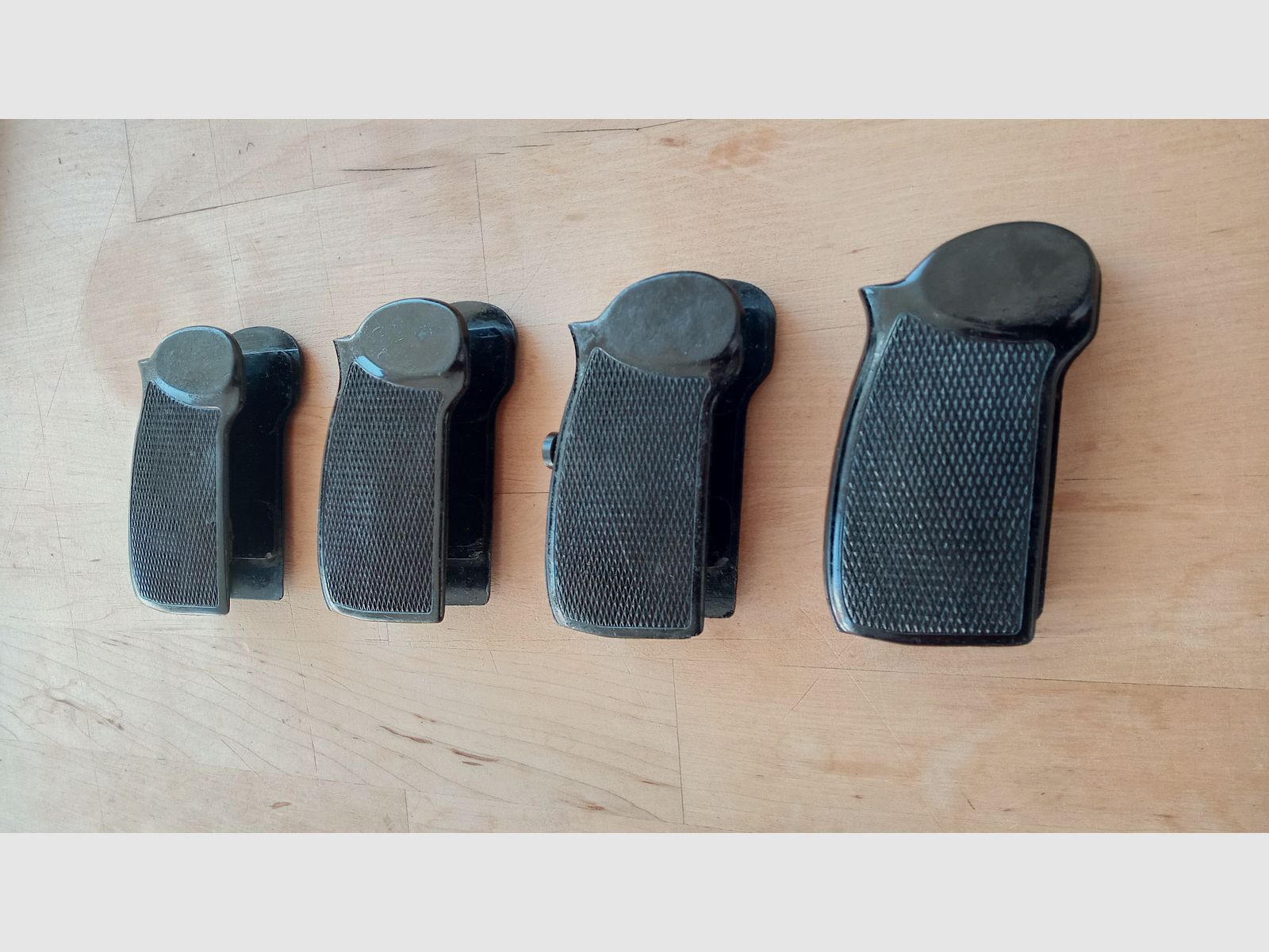 Maniglie in bakelite nere per pistola della polizia della DDR-M inclusa vite / Manico vintage per Makarov dell'est tedesco // 8 colpi PM 9x18