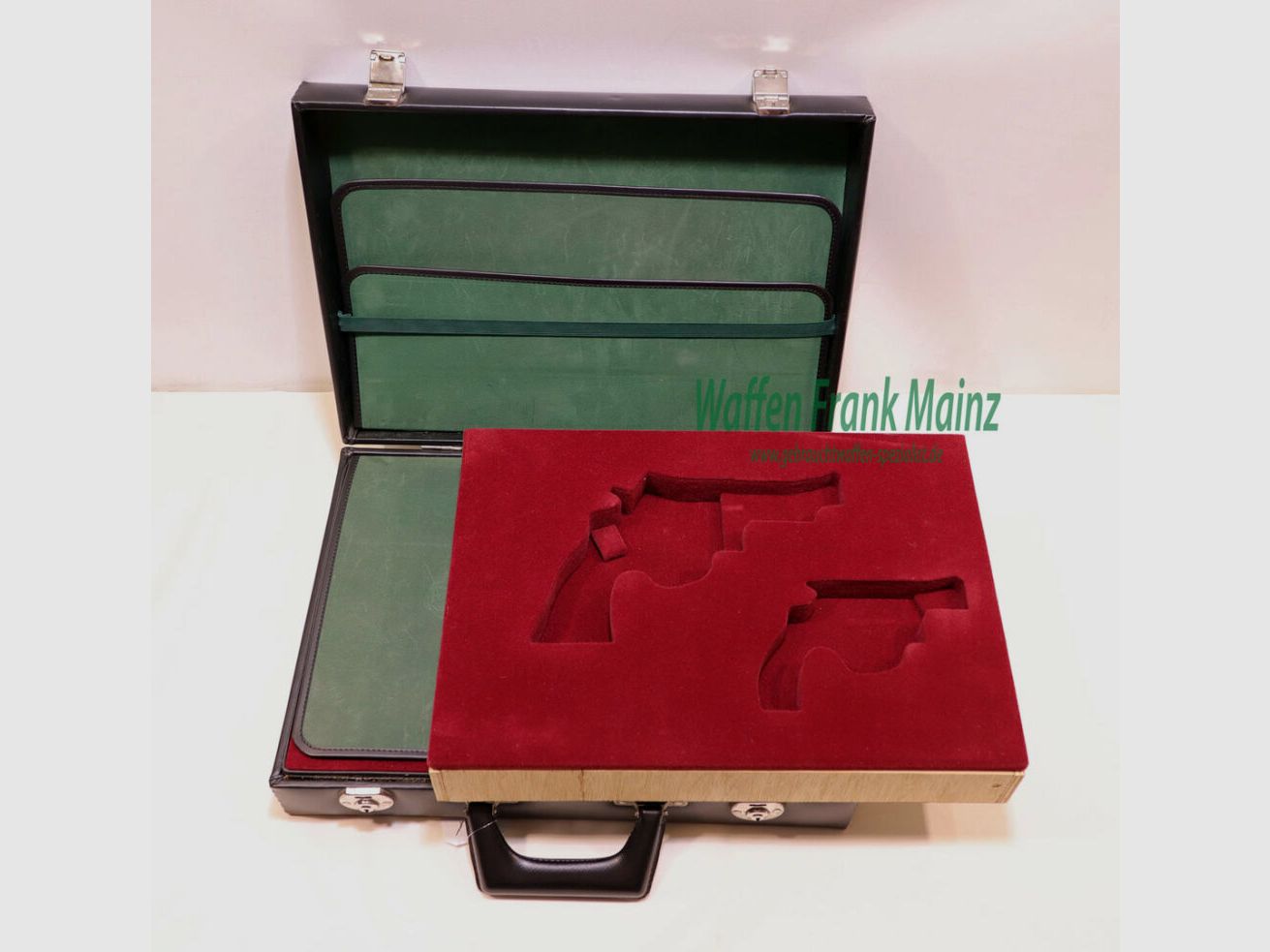 Diversas fundas para pistolas alemanas