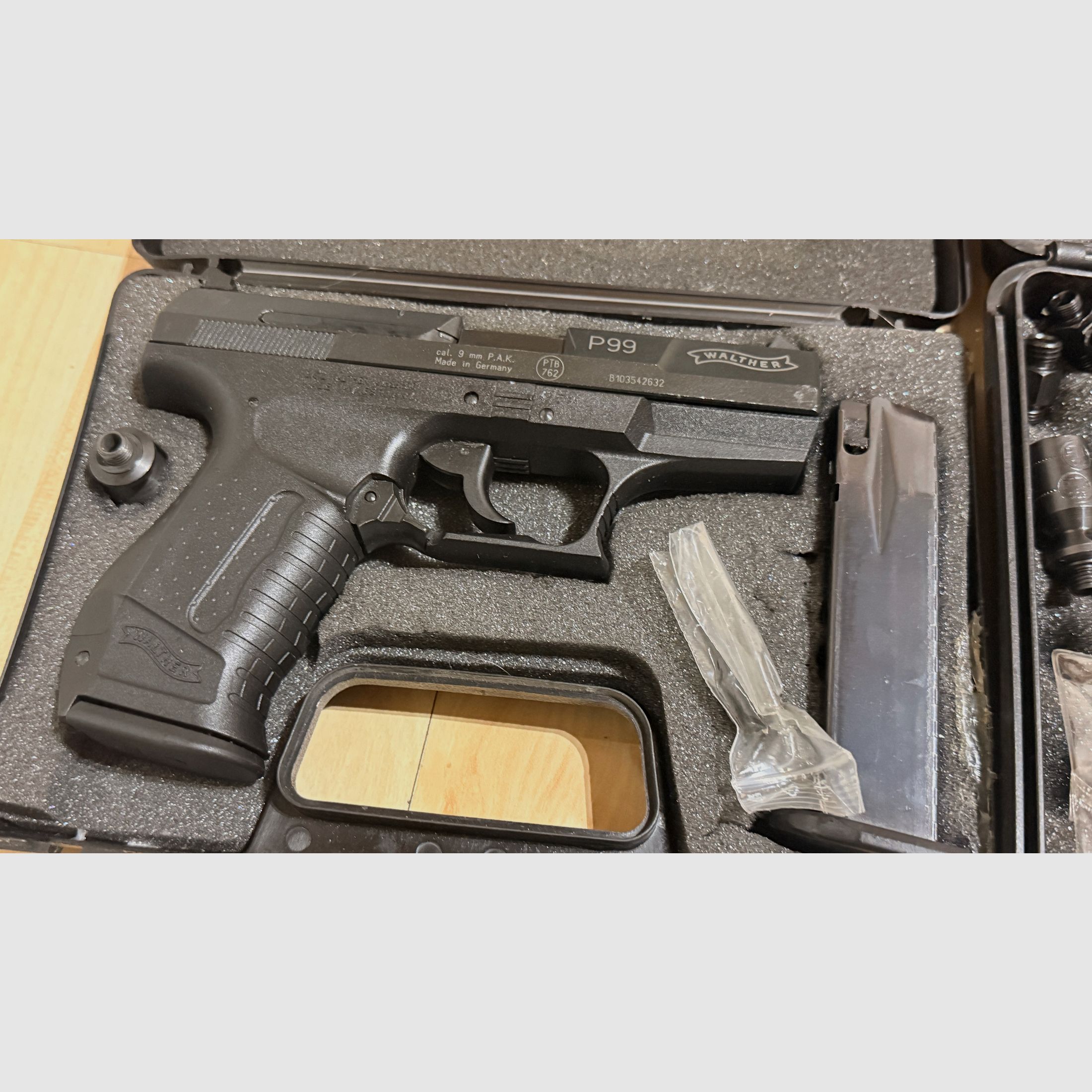 2x Walther P99 Schreckschuss 9mm 1x Schwarz + 1x Bicolor, 4 Magazine + 2x Umarex Pyro Launcher Abschussbecher