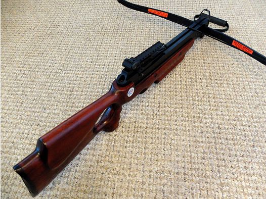 Armbrust mit  Holzschaft und 150lbs - tiptop Zustand.