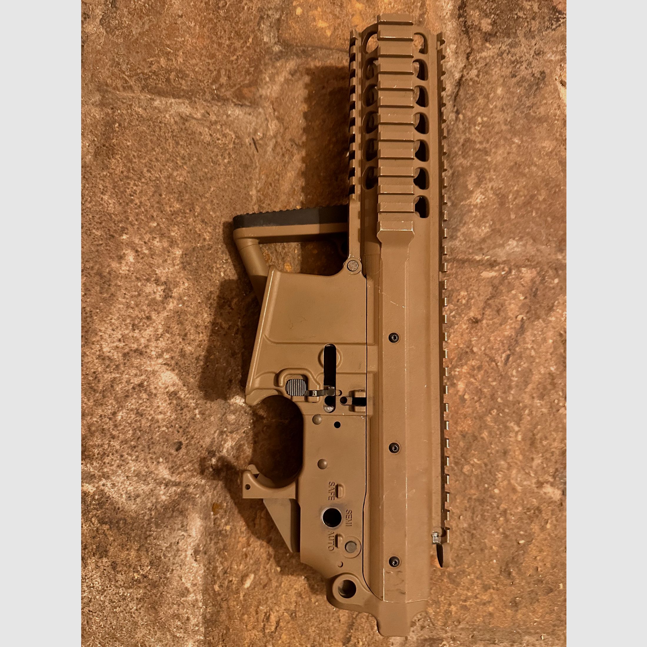 Airsoft obudowa GBB 6mmBB beżowa metalowa z składanym kolbą