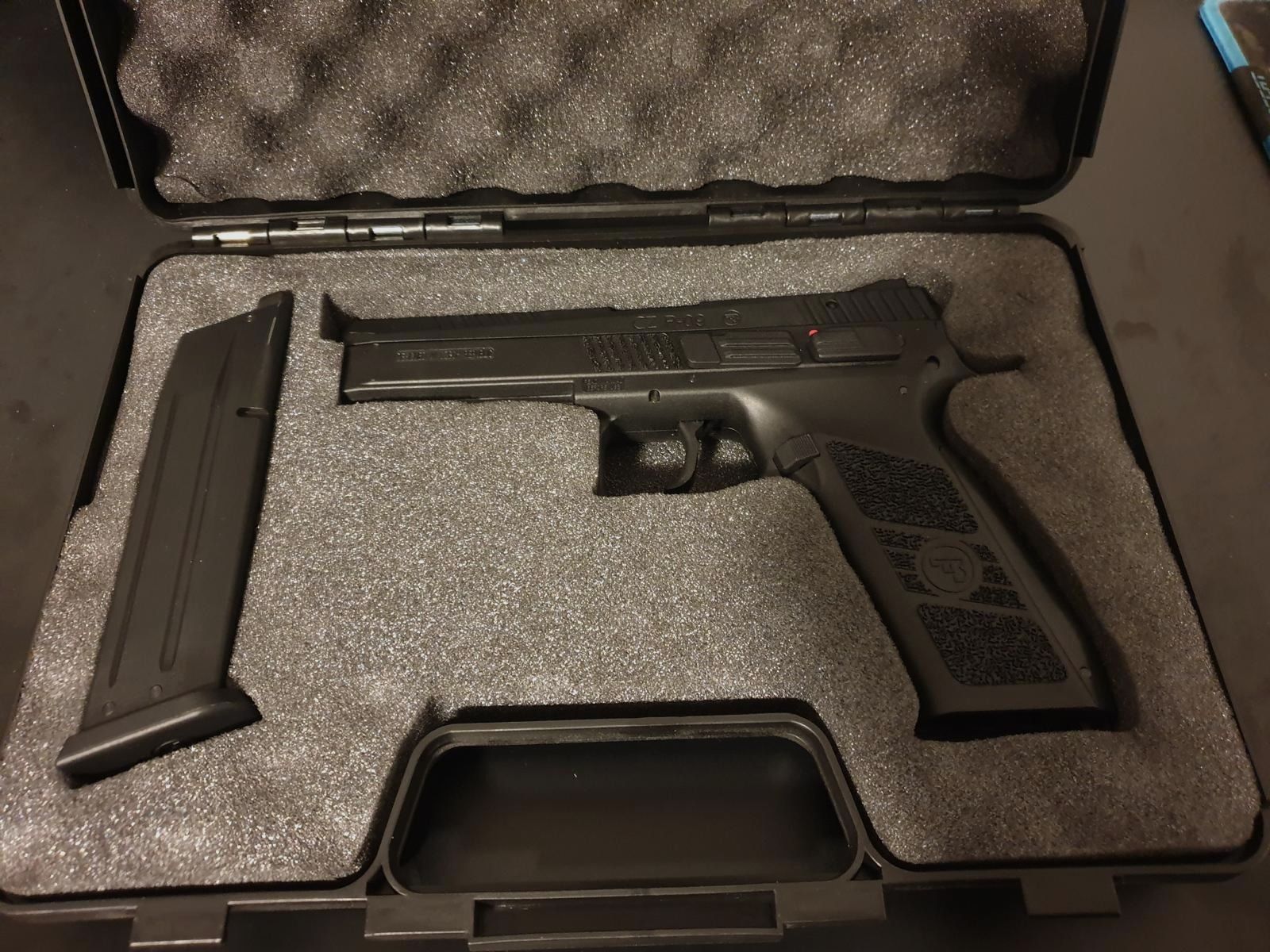 Airsoftpistole CZ P-09 (0,7 Joule) + umfangreiches Zubehör – neuwertig