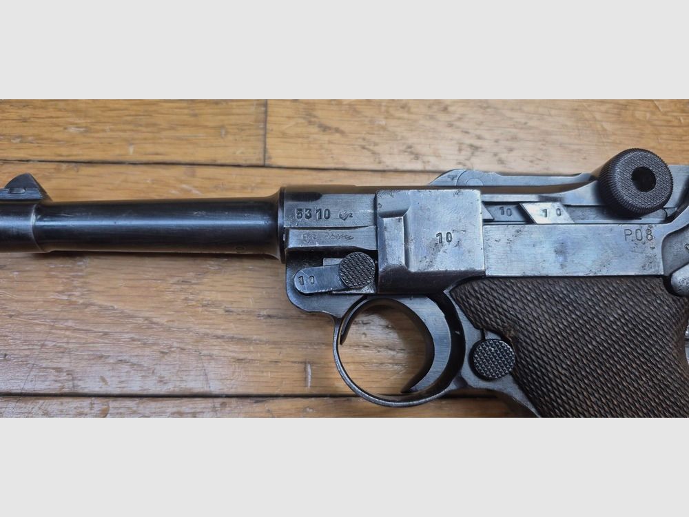 Luger P08 Pistol – Code « BYF » for a Mauser production from 1942 – 100% mono-numbered weapon renumbered – Re-blued and code 42 re-engraved – Good mechanical condition and superb barrel – Reproofed in Ulm in 1976 – Modern magazine – BE+/TBE-, image 6 of 24