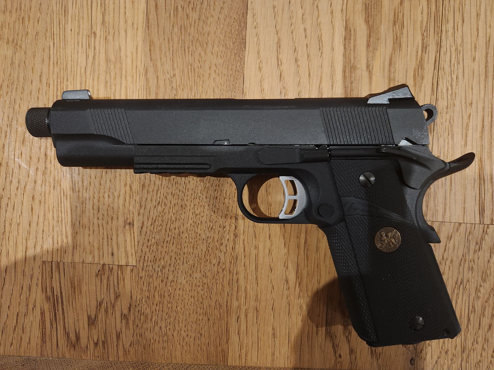 Set complet Airsoft : Pistolet Airsoft en acier avec recul et accessoires complets à vendre.