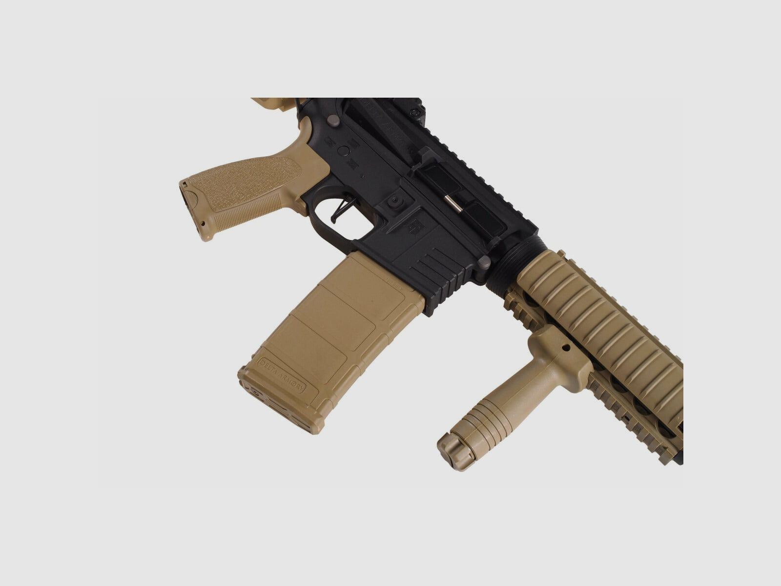 AR15 CQB-R CHARLIE TAN/Zwart S-AEG Softair Geweer Vrij vanaf 18 Jaar | Delta Armory, afbeelding 4 van 4