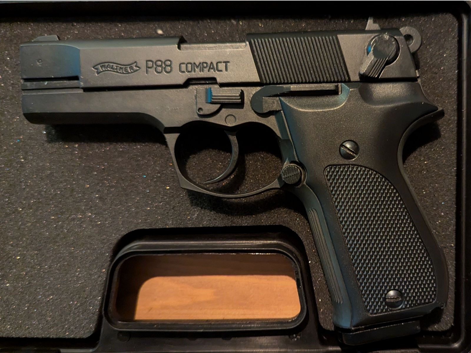 Umarex Walther P88 Compact 9mm Schreckschuss inkl. Holster, Ersatzmagazin, Abschussbecher, Reinigungsbürste, Transportkoffer und Ersatzteilset.