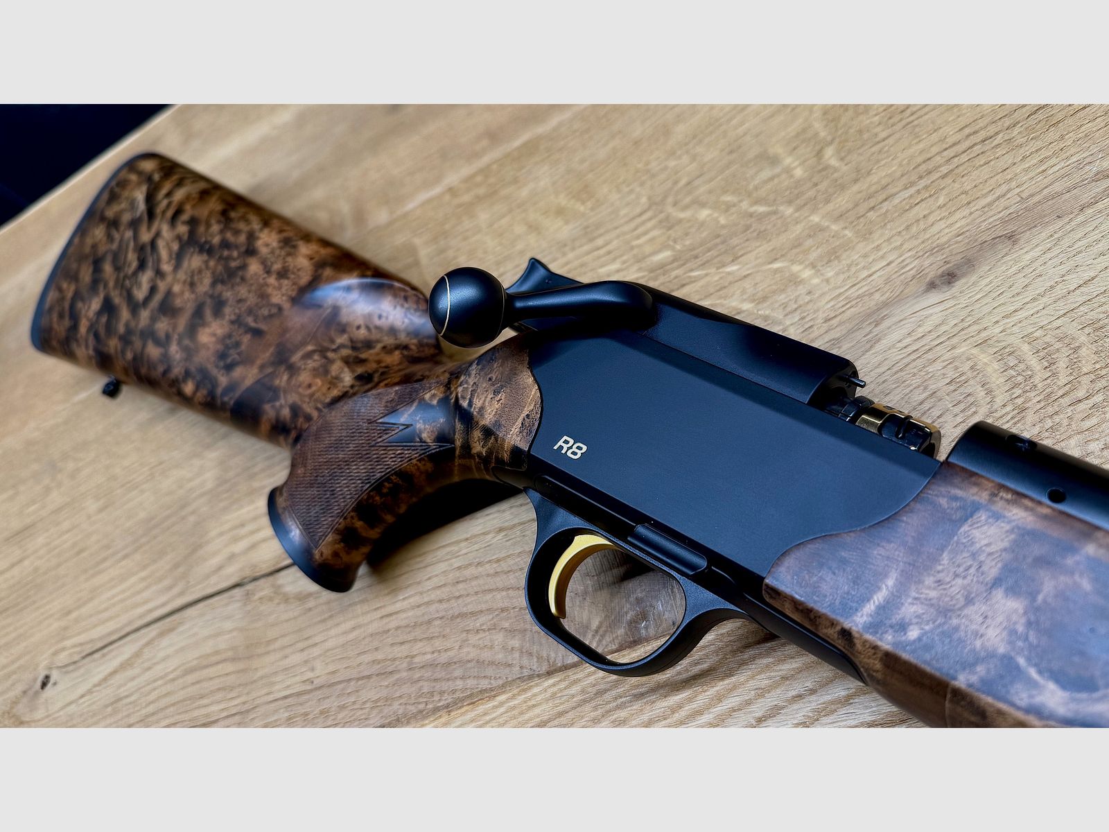 Blaser R8 Custom Schaftholz HK 9-10 / mit vielen Goldelementen / Standardkaliber nach Wahl / TRAUMWAFFE