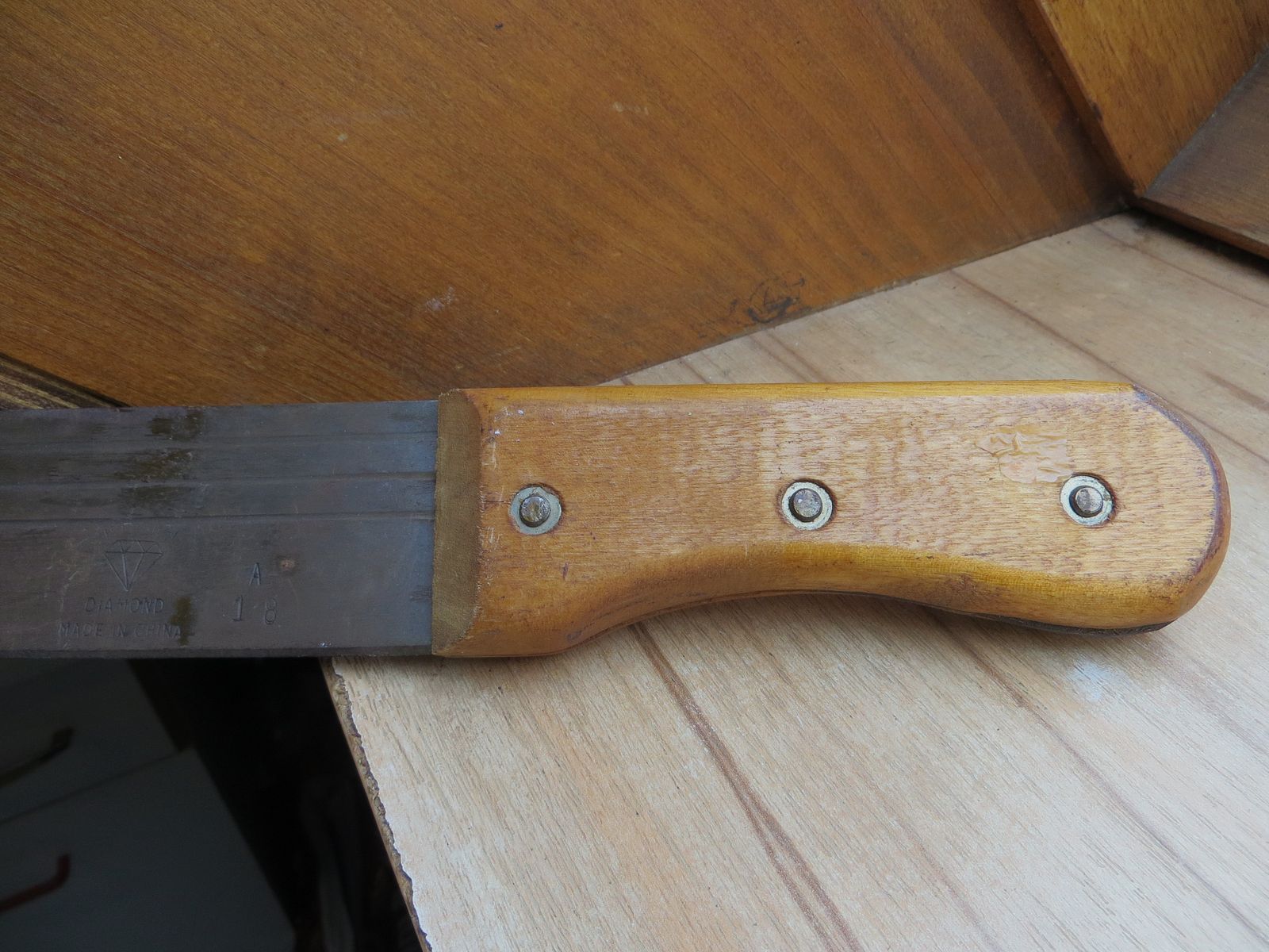 Due grandi machete antiche da un'eredità