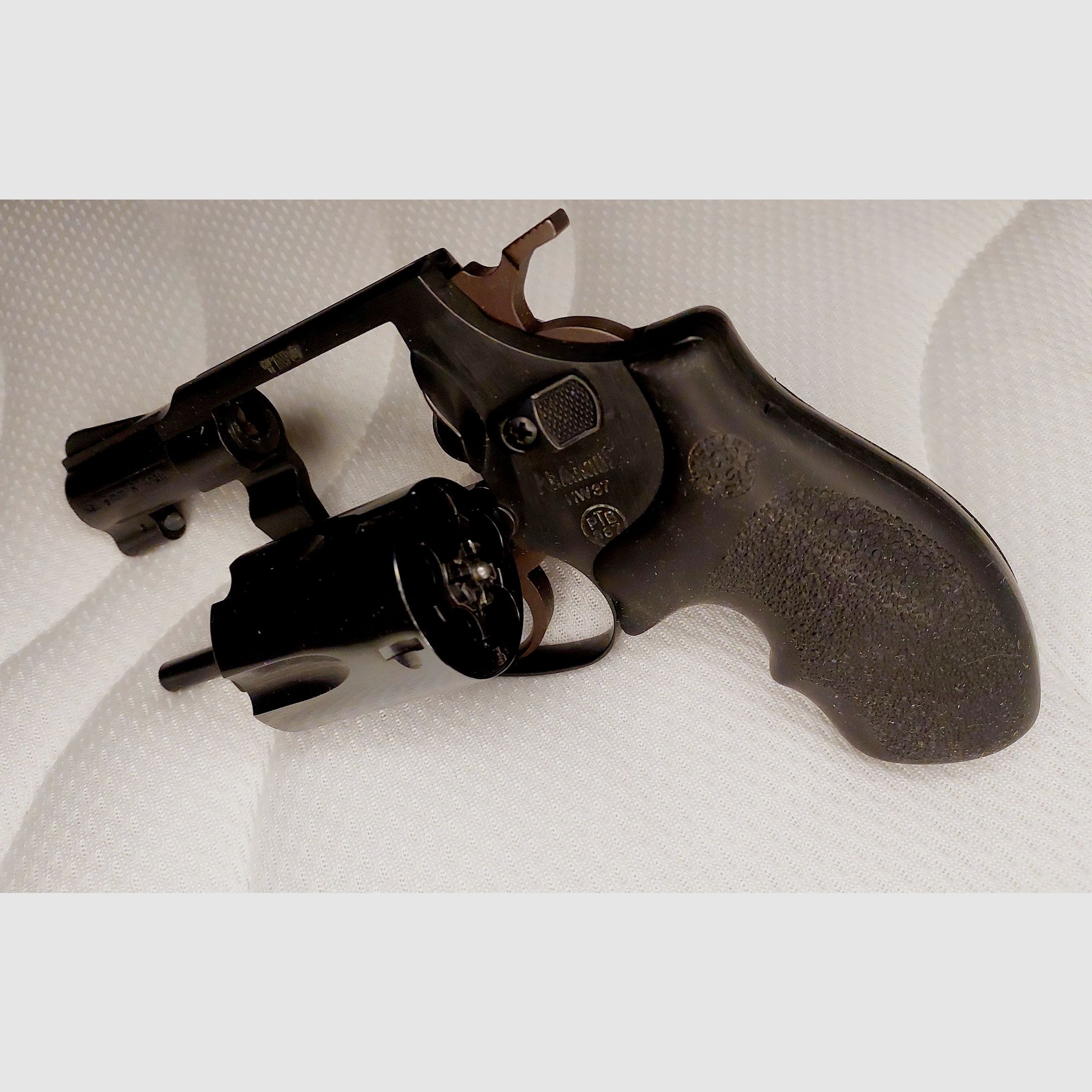 Weihrauch HW37 cal. 9mm R.K. (PTB 887) OVP in ottime condizioni (Arminius HW 37) con impugnature Hogue