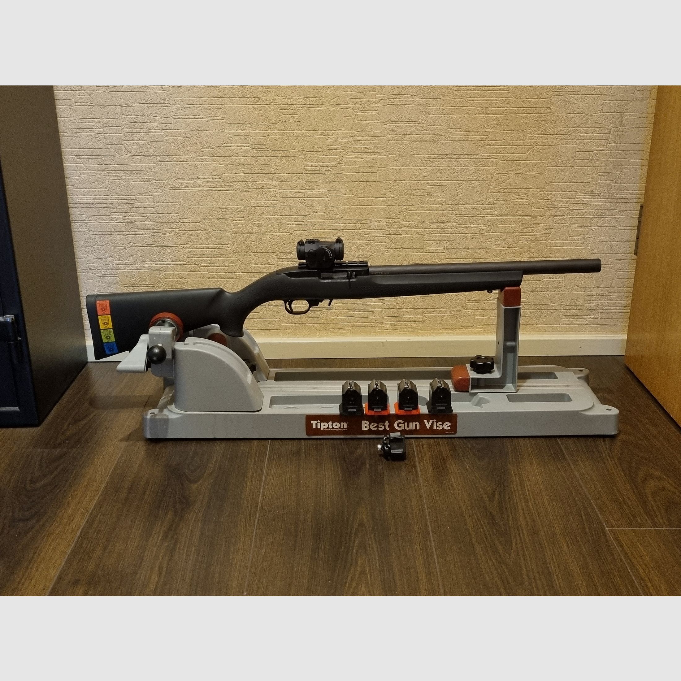 Carabina semiautomática Ruger 10/22 Tactical con disparador deportivo, incluyendo 5 piezas de cargadores BX de 10 disparos.