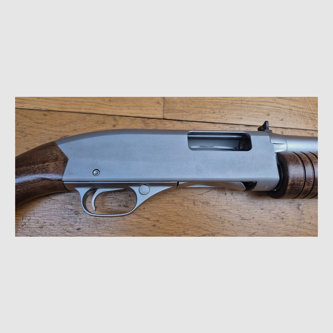 Sehr schönes Vorderschaftrepetierer Winchester Model 1300 – Seltene Version Edelstahl « Security Police » – Kal. 12/76 – Vollständig satinierte, rostfreie Ausführung (Chrom auf Edelstahl) – Mechanik und Holz einwandfrei – Waffe in nahezu neuwertigem Zustand – TBE++, Bild 5 von 34