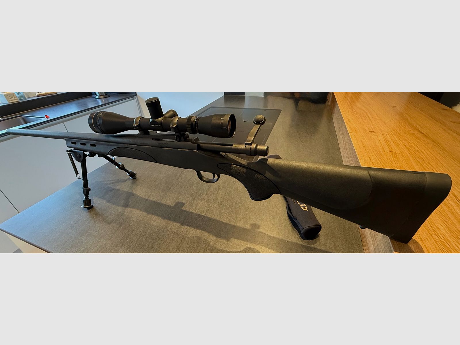 Fucile a ripetizione Remington 700 in calibro .223 REM con ottica Leupold 6–18 VX-II