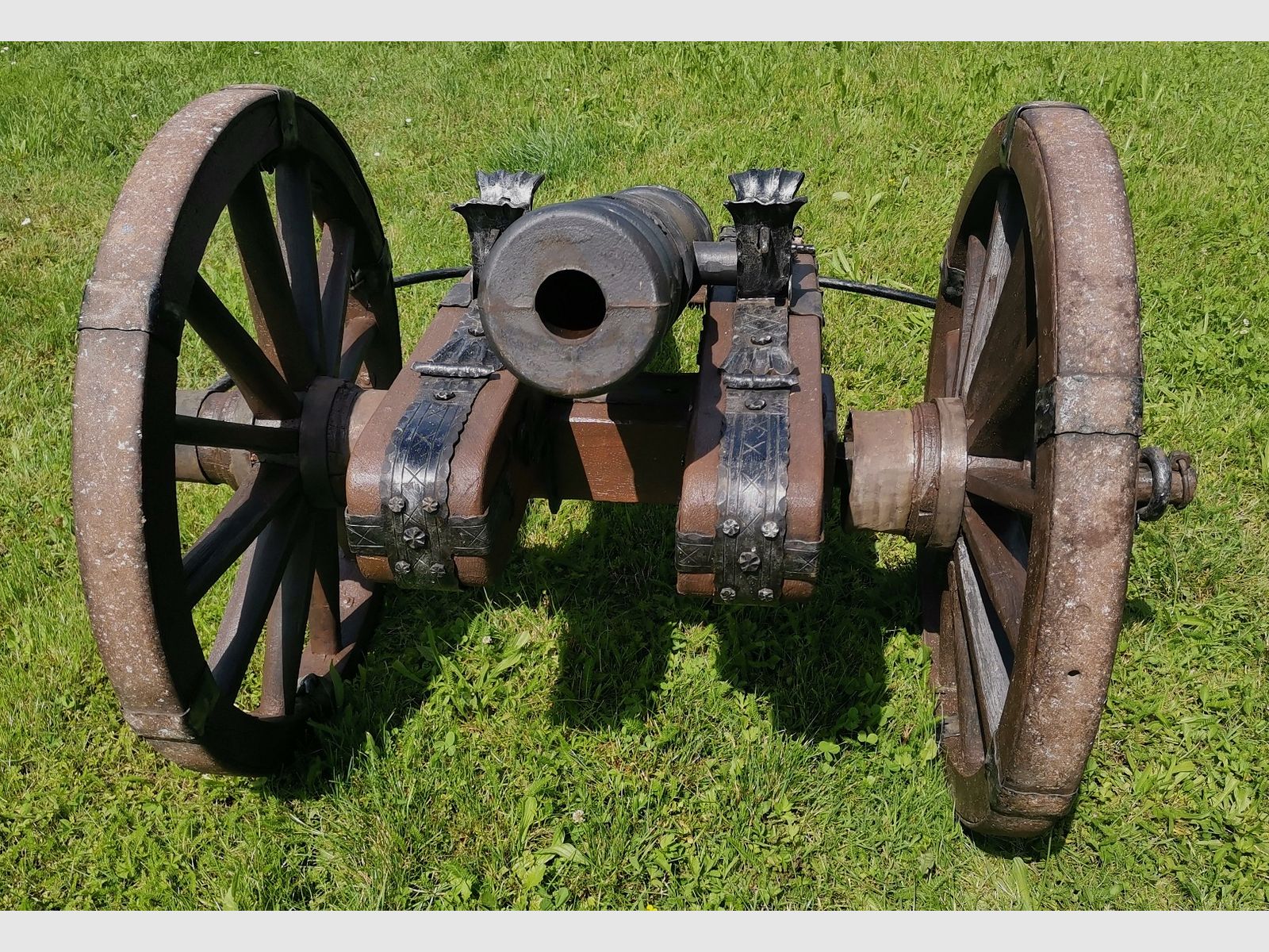 Grande canon XXL avec un artisanat de forge très élaboré et un nouveau canon à chargement par la bouche.