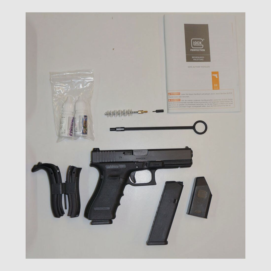 Glock pistol Glock 17 Gen4 in caliber 9mm Para (9x19) including accessories