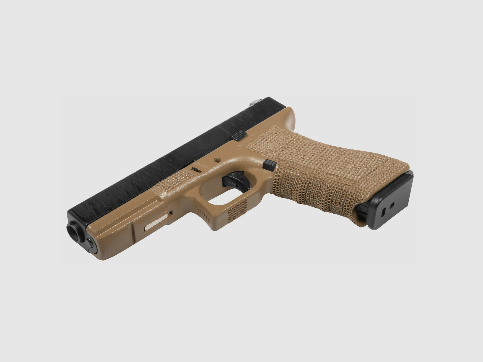 P05 GBB Airsoft Pistole in Tan | Delta Armory