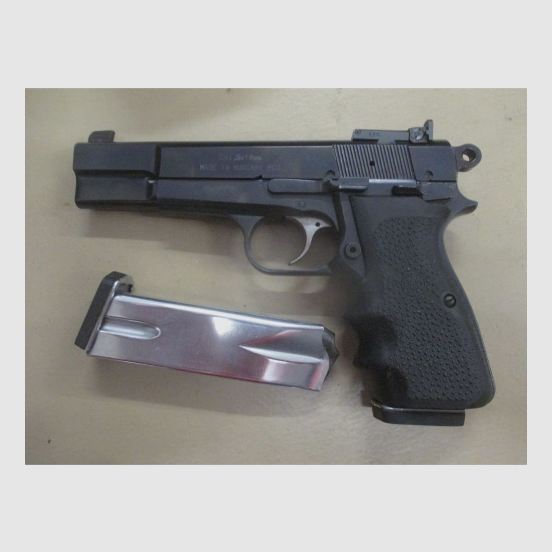 Pistolet 9 mm Luger, FEG Mod. Highpower z uchwytem Hogue i celownikiem LPA HP