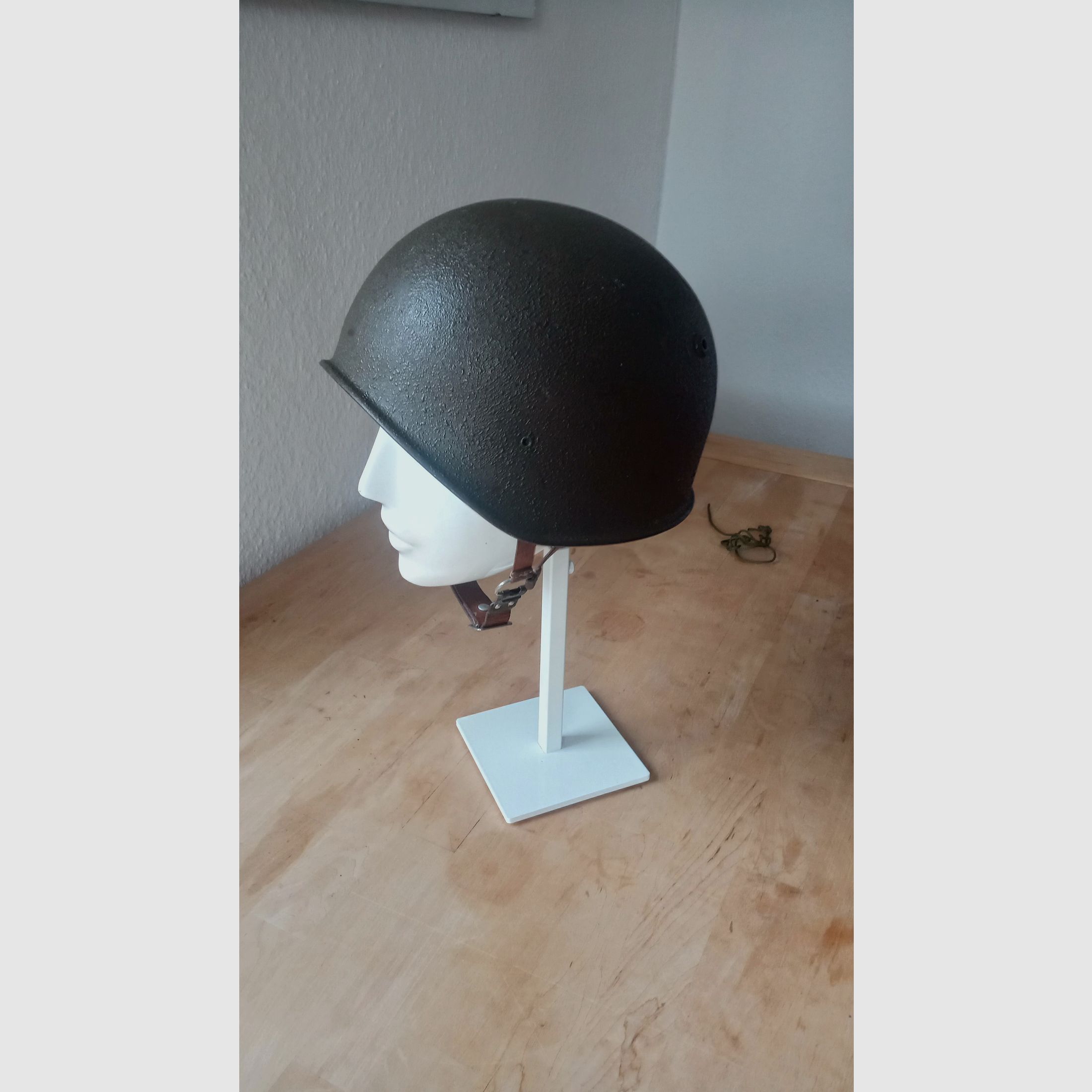 Stahlhelm der Schweizer Armee in kleiner Größe 55-56 / ideal für Zivilschutz / Swiss Made
