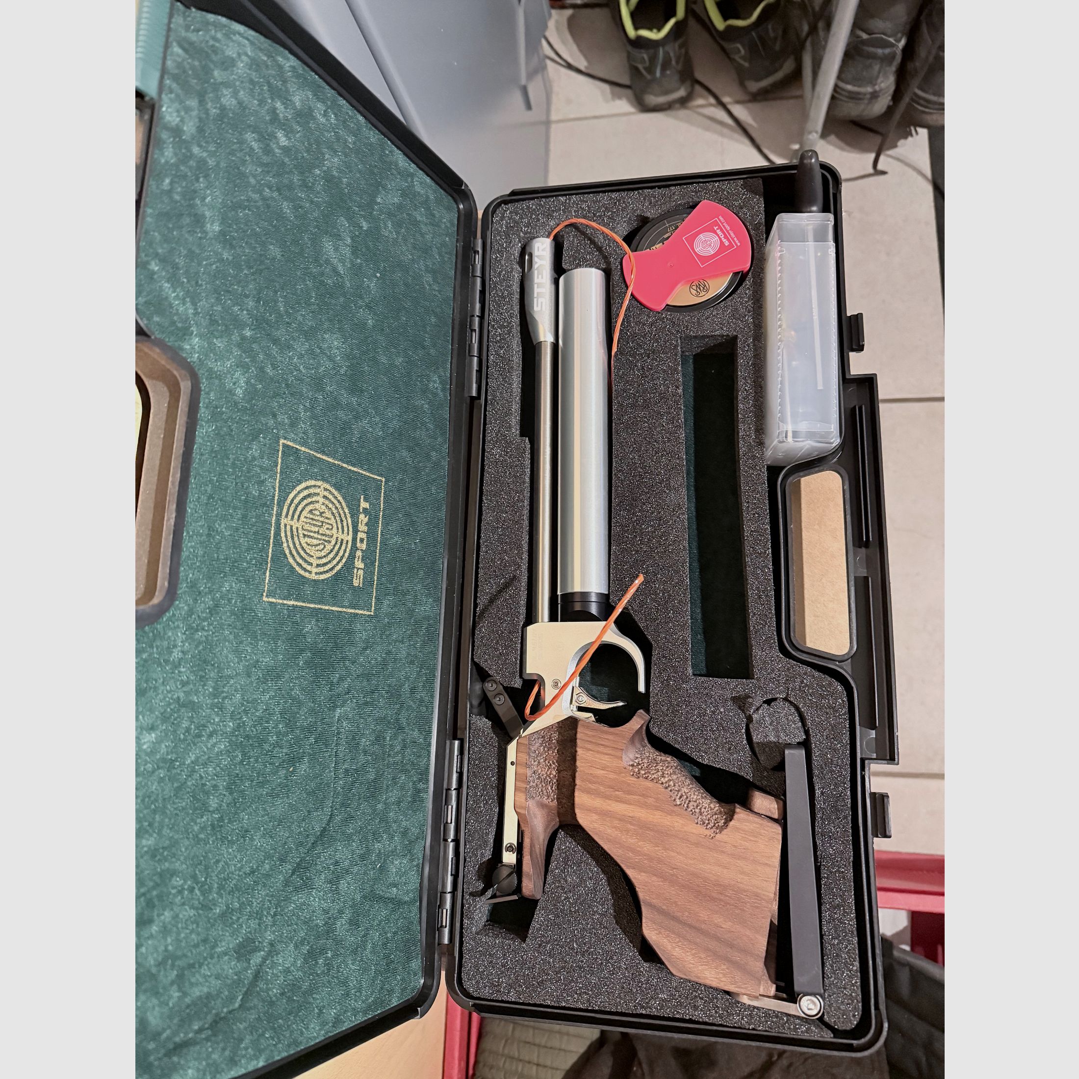 Steyer air pistol LP2 left