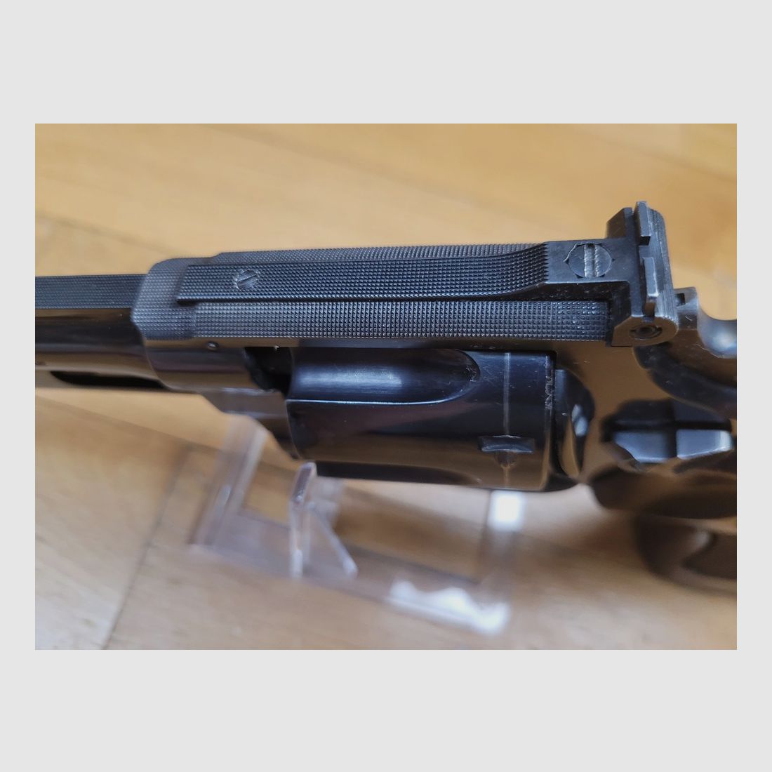 Mythos Revolver Smith&Wesson Modell M27-2 – Kal. .357Mag – Waffe von 1981 – Qualität und Mechanik heute nicht mehr zu finden – Revolver des FBI und der Fallensteller – 6 Zoll geriffelter Lauf – Wunderschöne glänzende schwarze Brünierung – Ausnahmewaffe für Ausnahme-Schützen – TBE+, Bild 16 von 25
