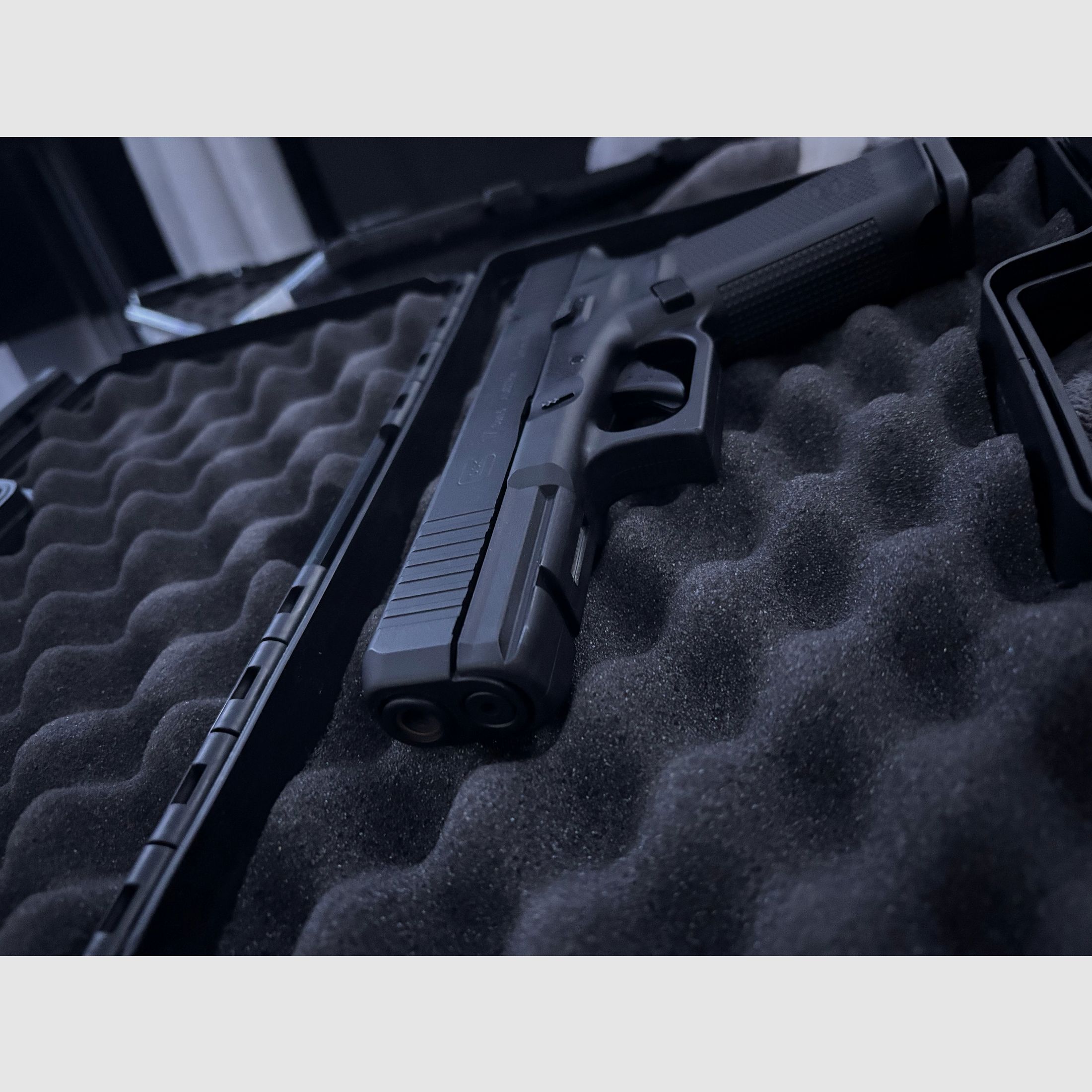 Glock 17 blank gun like new!!