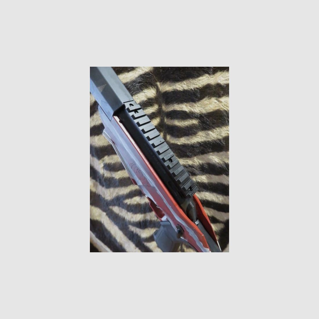 Fucile a otturatore RUGER Precision Rimfire US Flag cal. .22 lr canna 47 cm con calcio e astina regolabili, immagine 5 di 7