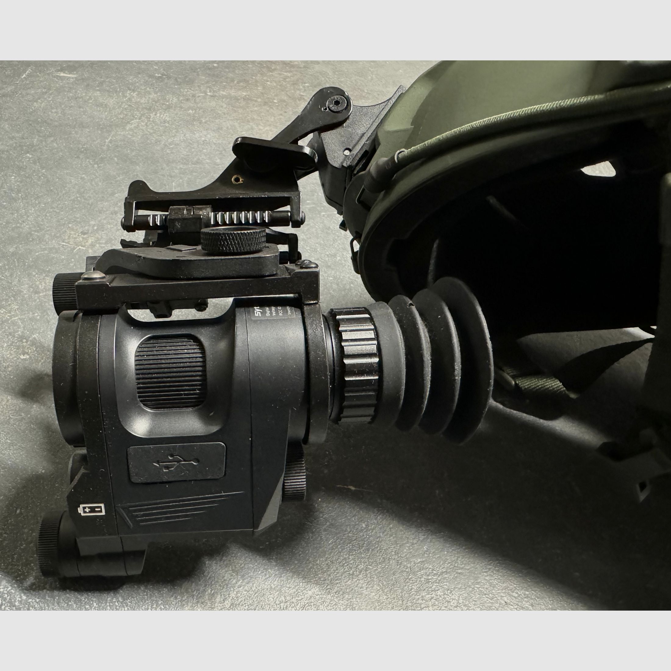 Nachtsichtgerät Waffen- und Helmmontage Sytong HT 66 German Ed. mit IR Strahler und Helmadapter