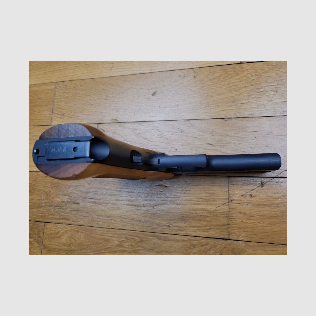 Mooie Smith&Wesson mod 422 – kaliber 22LR – in 4,5 inch – volledig staal – zeer mooie houten grepen – ergonomie voor degenen die de voorkeur geven aan een rechte en klassieke kolf – voor de stand en voor plezier – TBE, afbeelding 6 van 17