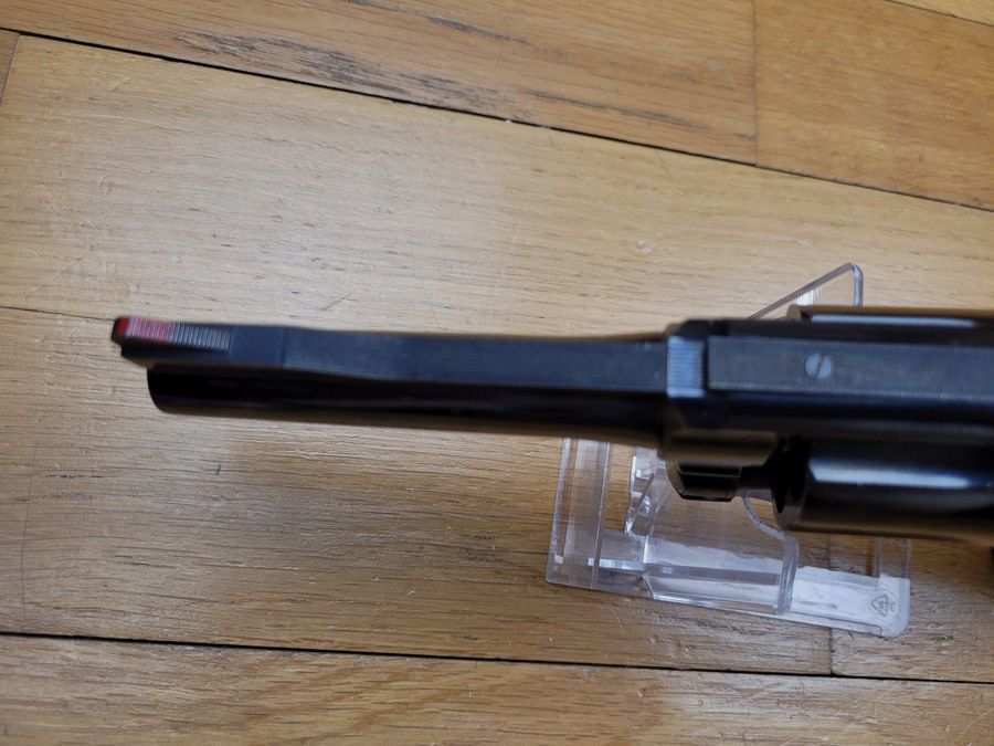Beau revolver Smith & Wesson M15-2 – Calibre .38 spécial – fabrication de grande qualité de 1961 à 1964 – canon 4 pouces « pencil barrel » plus épais – Et néanmoins le plus light de tous les revolvers « magnums » – État esthétique et mécanique nickel – une arme ayant très peu tirée en 65 ans… – TBE++, image 15 sur 20